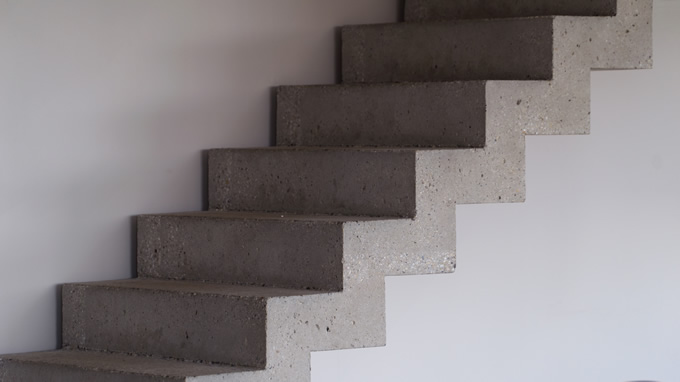 Gros plan d’une partie droite d’un escalier qui a été poncé et laisse brut