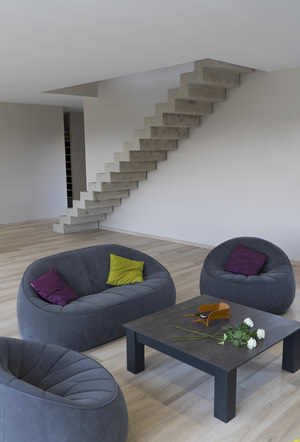 Un escalier en béton qui s’intègre joliment dans un salon