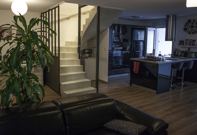 Vue d’ensemble d’un escalier béton très bien inséré dans une pièce à vivre