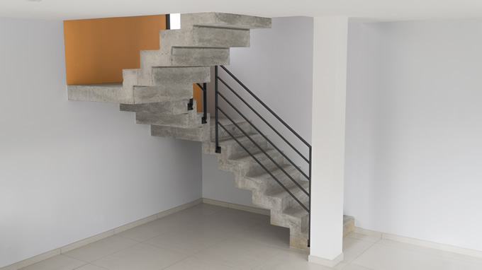 Très belle intégration d’un escalier avec palier dans un salon