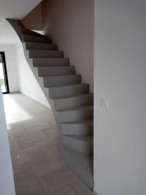 escalier en béton ciré gris