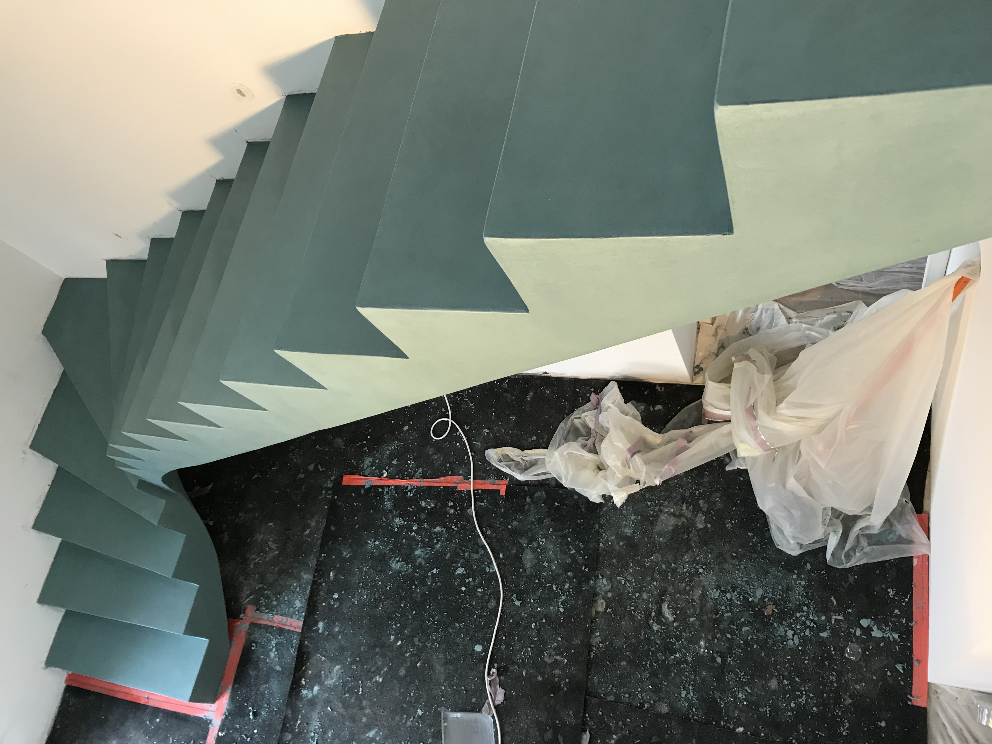 audacieux  escalier à paillasse un quart tournant en béton ciré vernis soyeux couleur malachite  pour un particulier