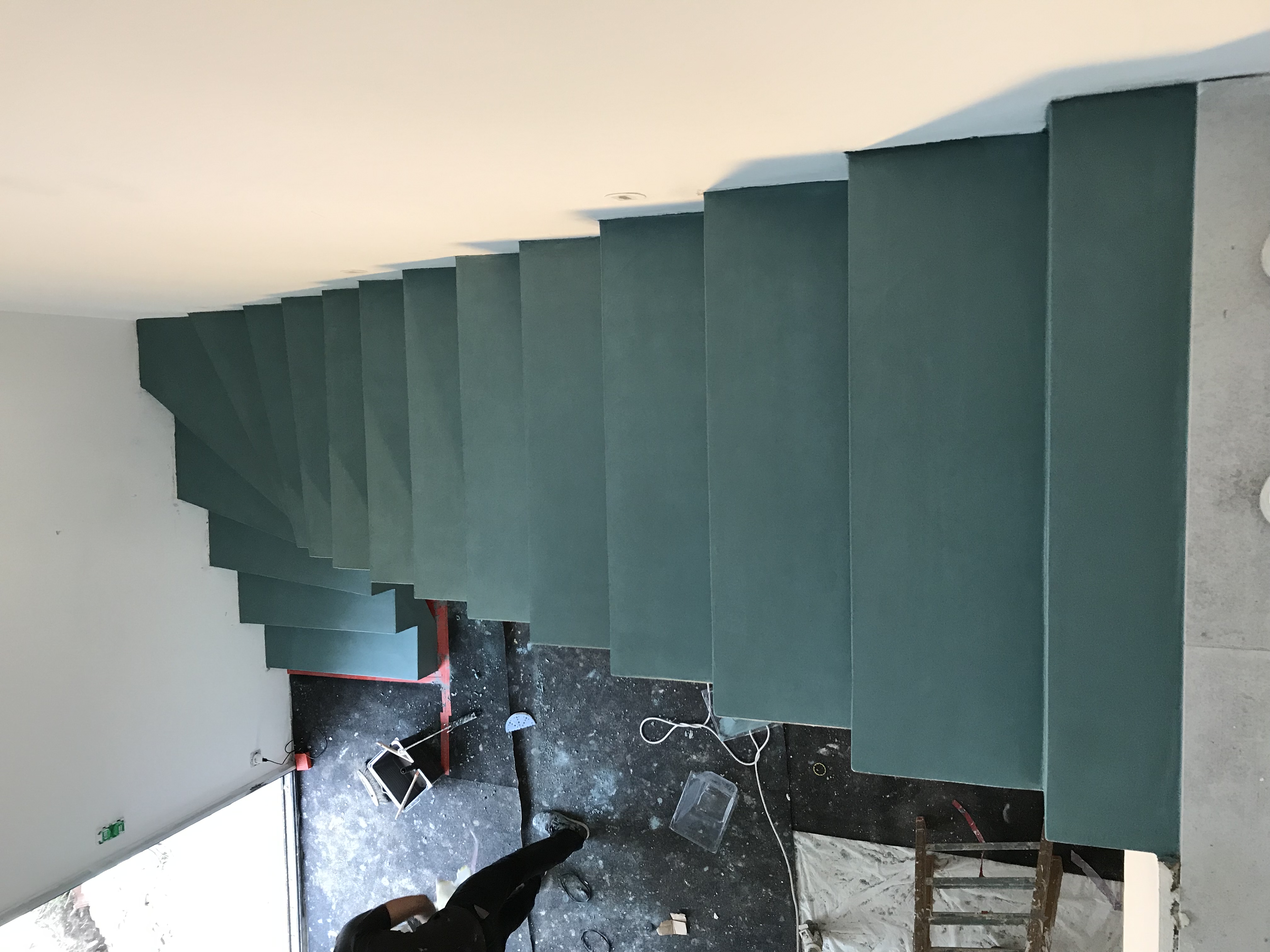 audacieux  escalier à paillasse un quart tournant en béton ciré vernis soyeux couleur malachite  pour un particulier