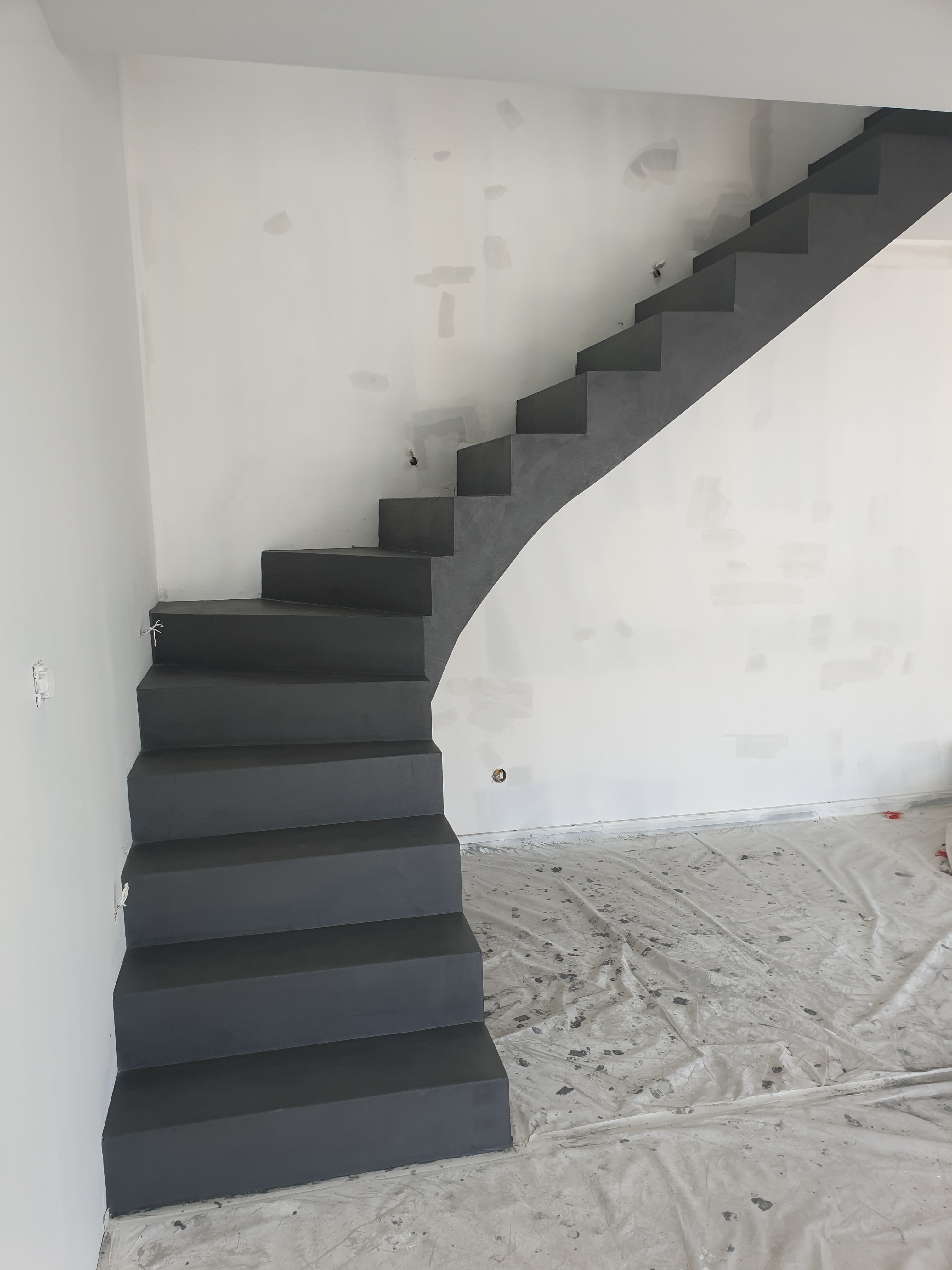 bel escalier à paillasse un quart balancé en béton ciré couleur platinium à chuzelles pour un particulier