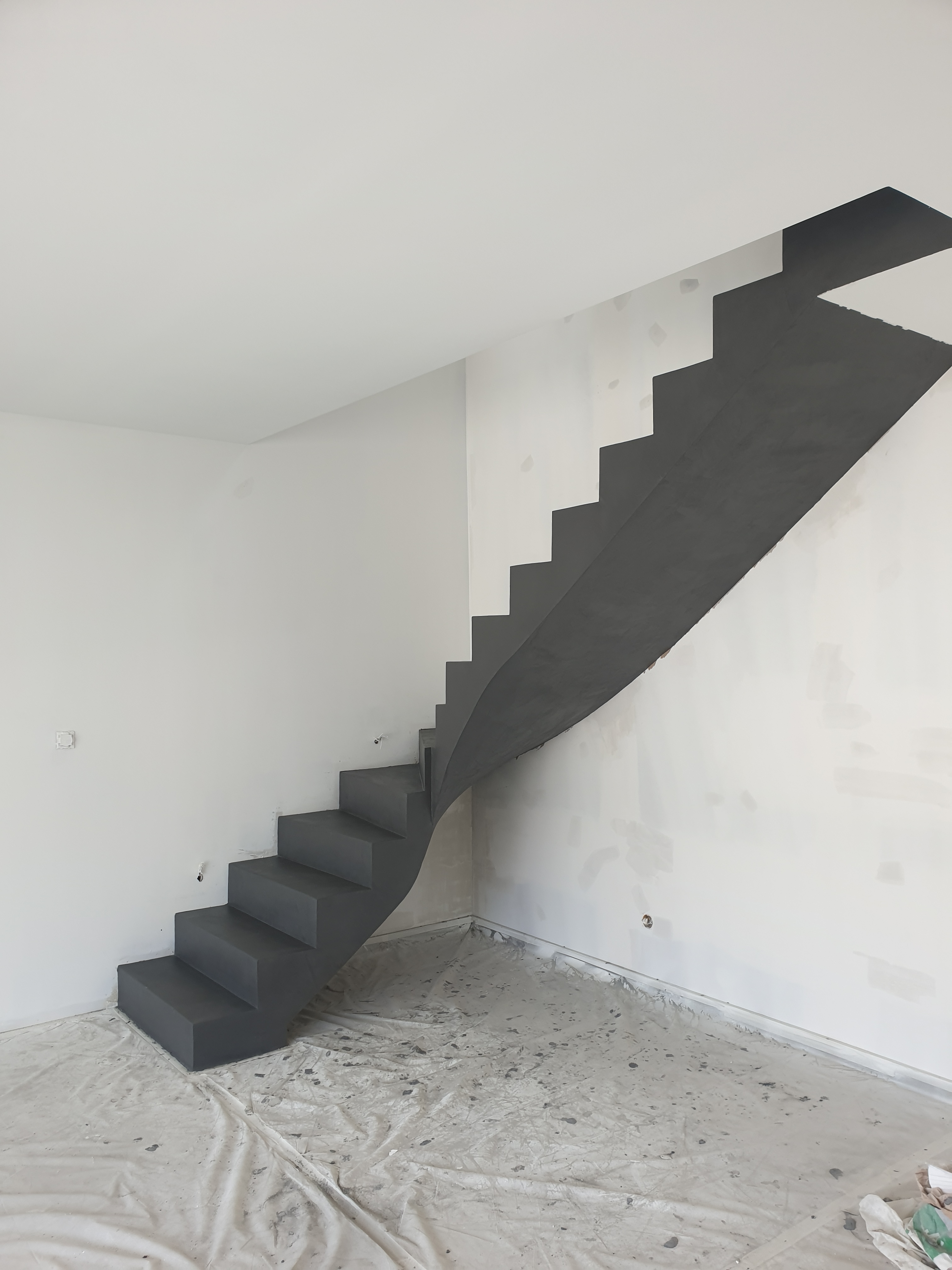 bel escalier à paillasse un quart balancé en béton ciré couleur platinium à chuzelles pour un particulier