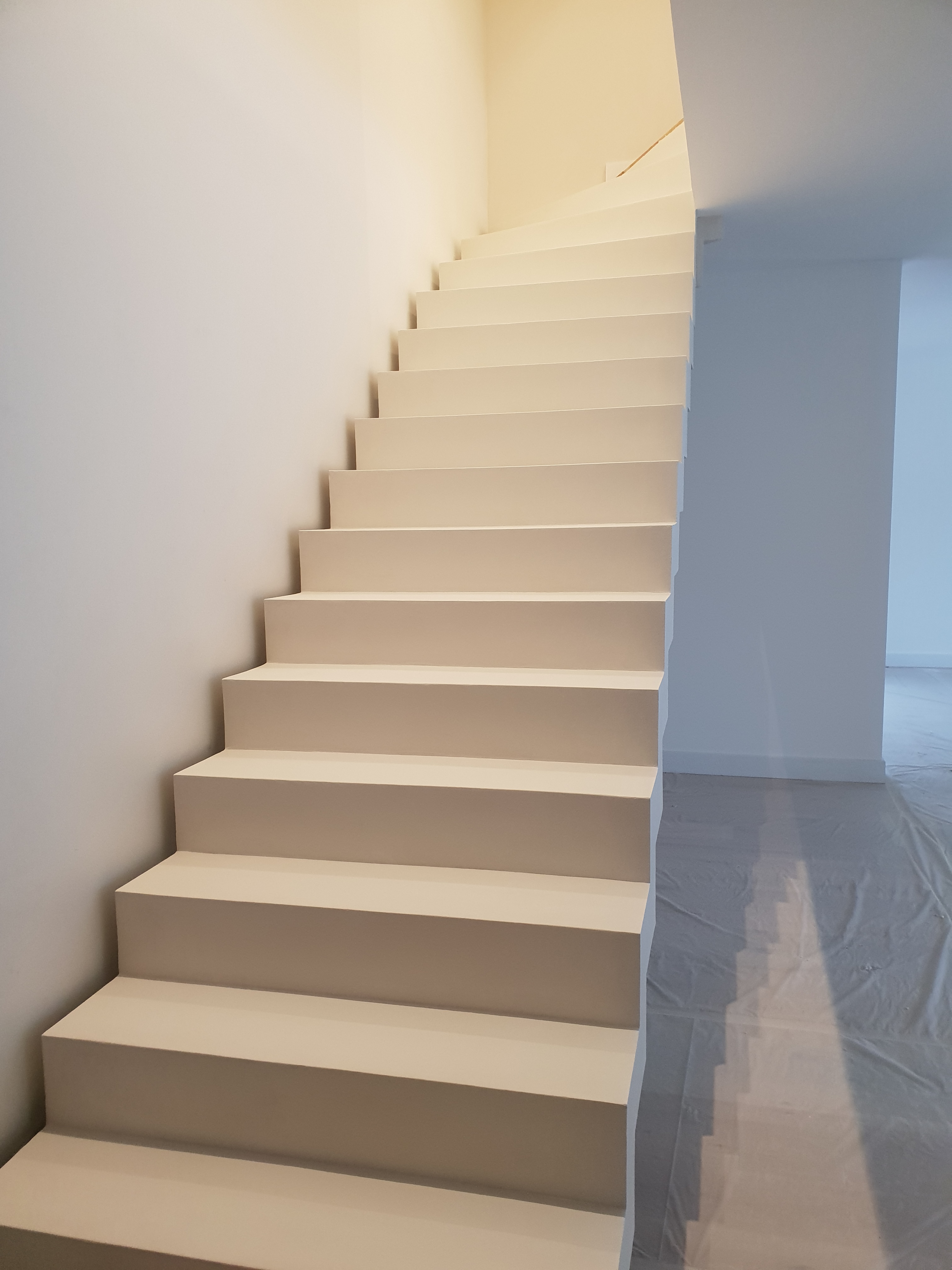 elégant escalier crémaillère avec effet flottant en béton ciré vernis mat couleur everest A Lissieu (69) pour un particulier