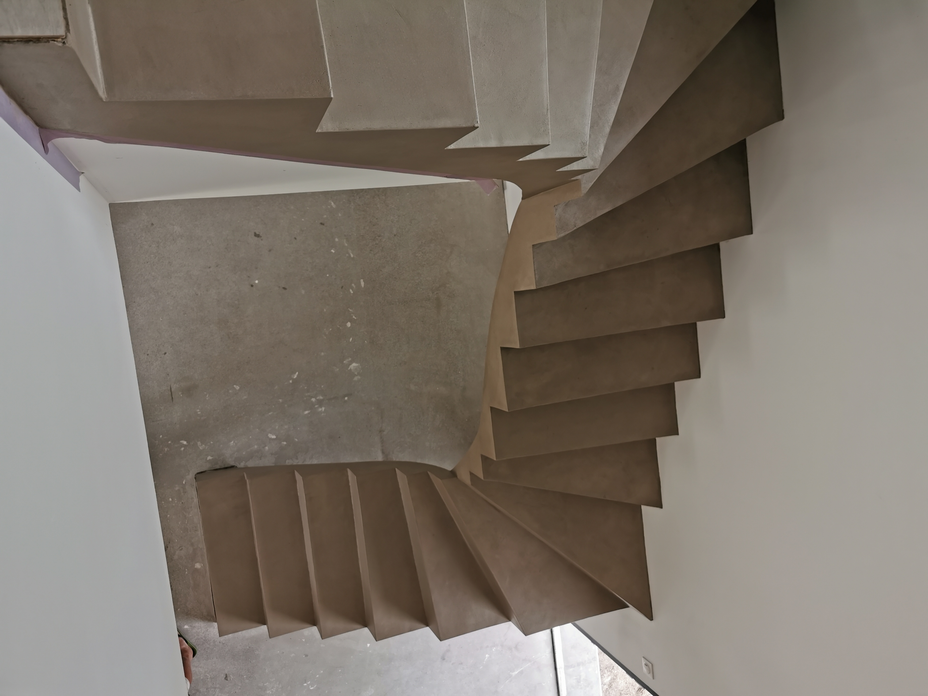 magnifique escalier à paillasse deux quart tournant en béton ciré vernis mat couleur sofia original Andernos près de Bordeaux pour un particulier