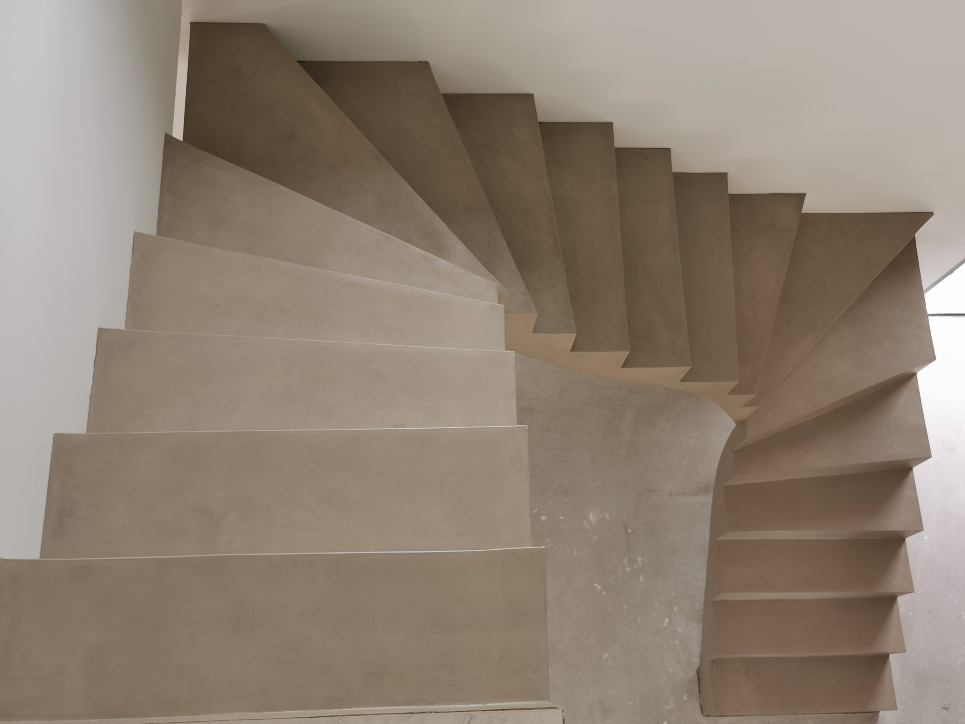 magnifique escalier à paillasse deux quart tournant en béton ciré vernis mat couleur sofia original Andernos près de Bordeaux pour un particulier