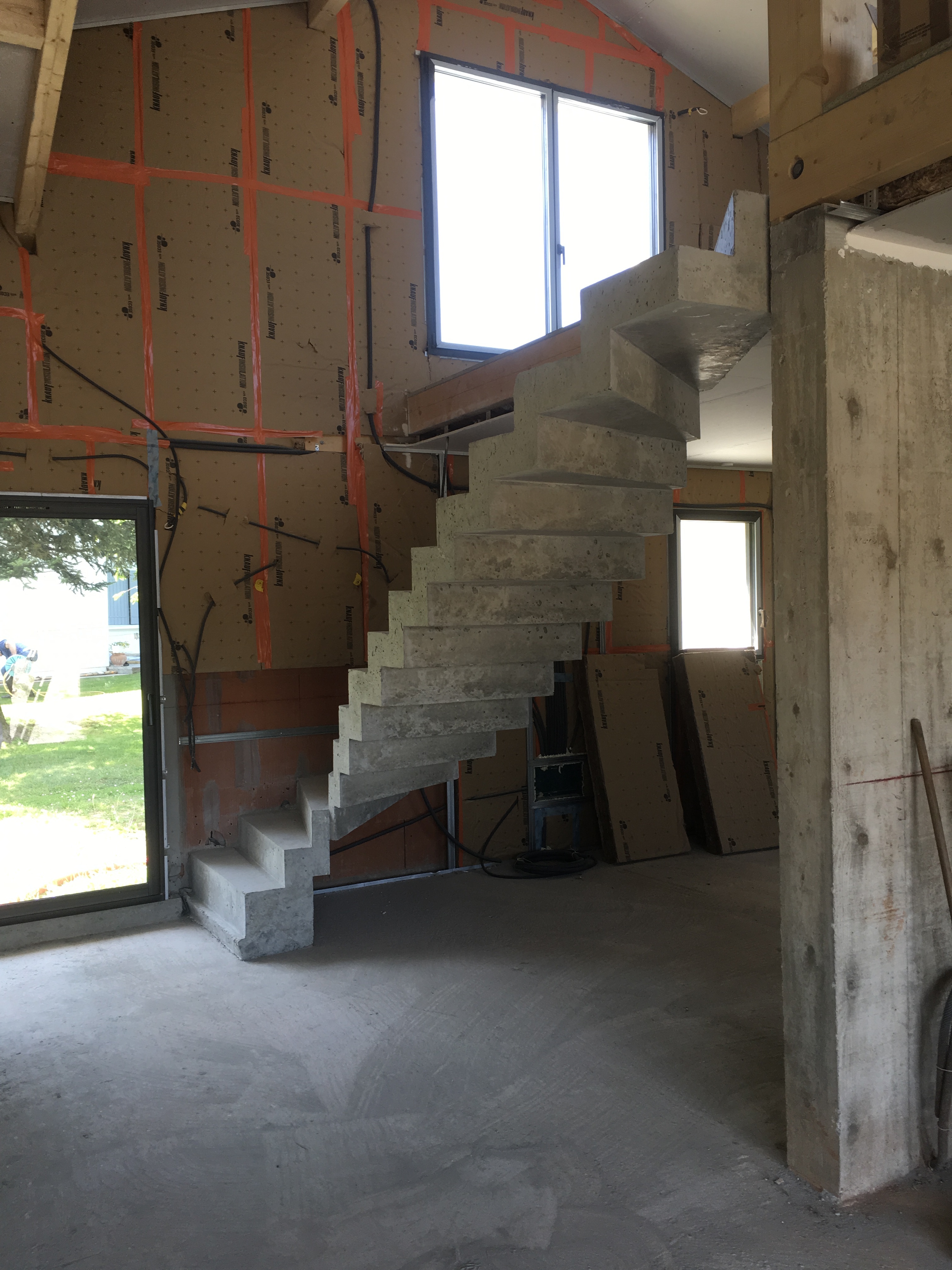 remarquable escalier crémaillère deux quart balancé en béton brut de décoffrage  A capbreton  pour un particulier