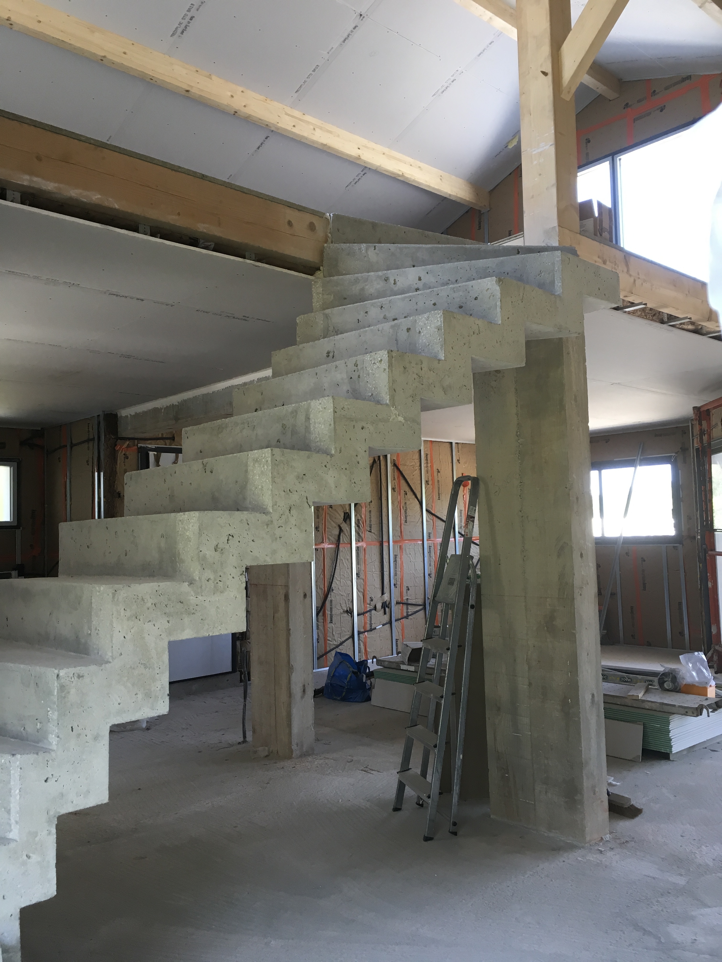 remarquable escalier crémaillère deux quart balancé en béton brut de décoffrage  A capbreton  pour un particulier