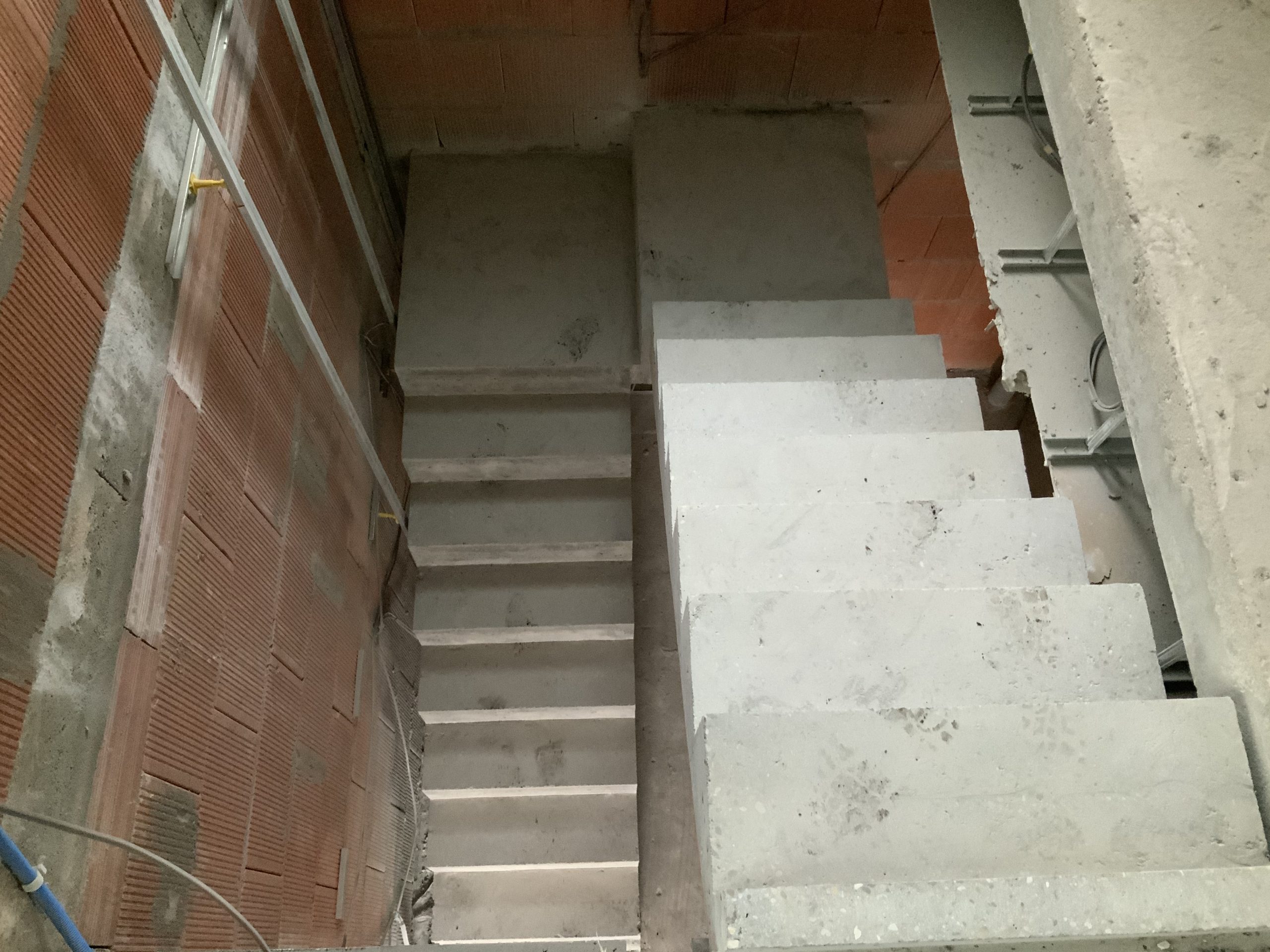 Coffrage ferraillage et coulage d'un escalier en béton sur site dans un maison