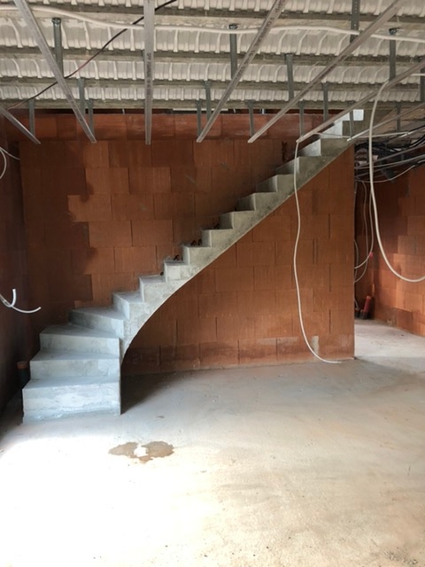 Construction d'un escalier béton dans une maison à Royan.