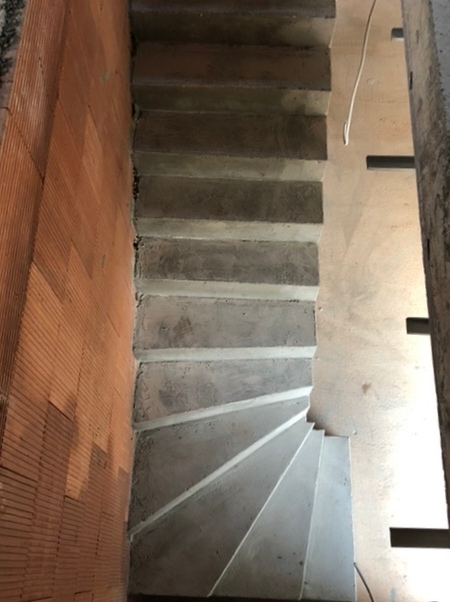Décoffrage d'un escalier beton un quart balancé dans une maison individuelle.
