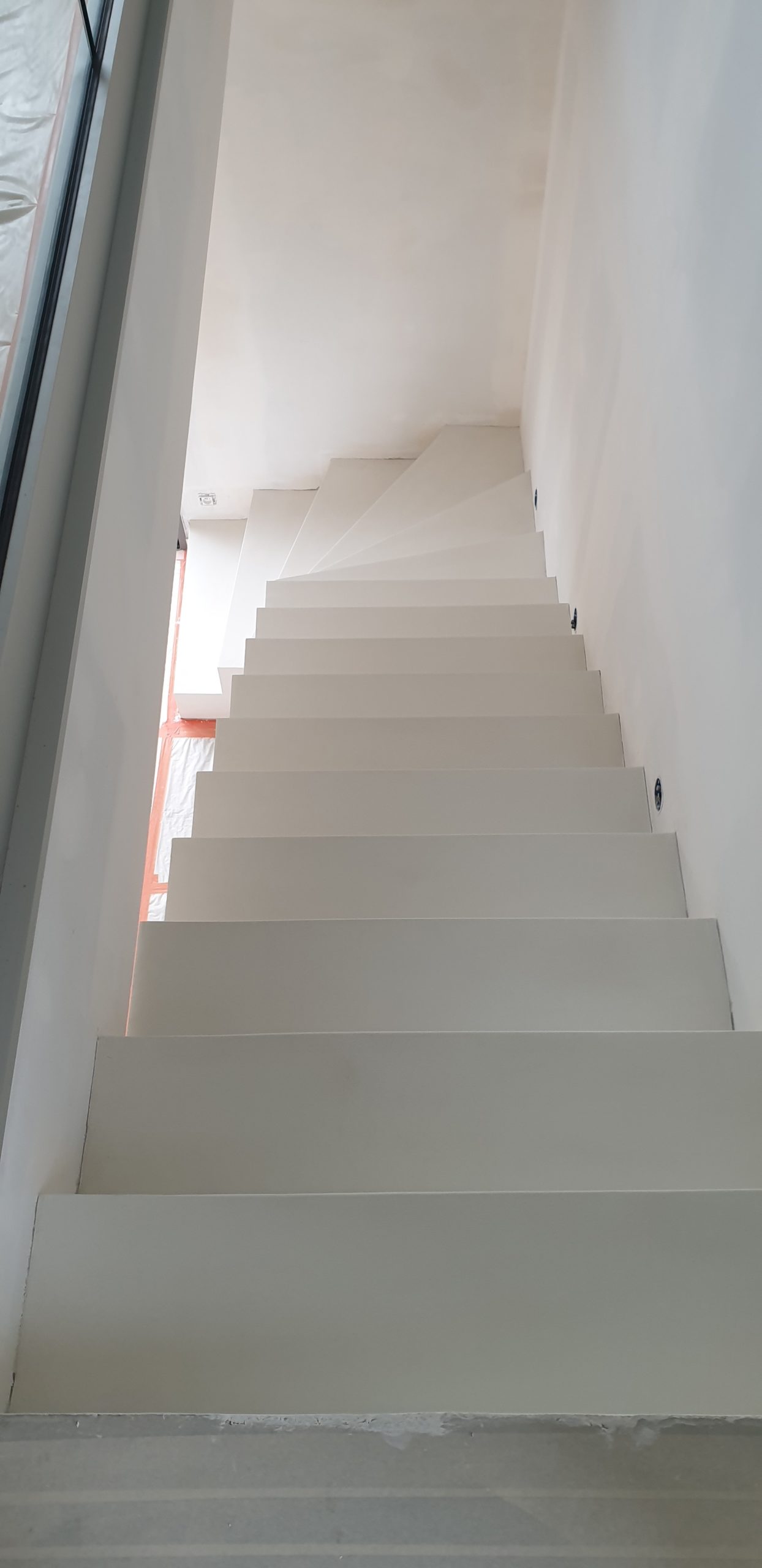 Escalier béton avec une finition simplifiée en béton ciré blanc
