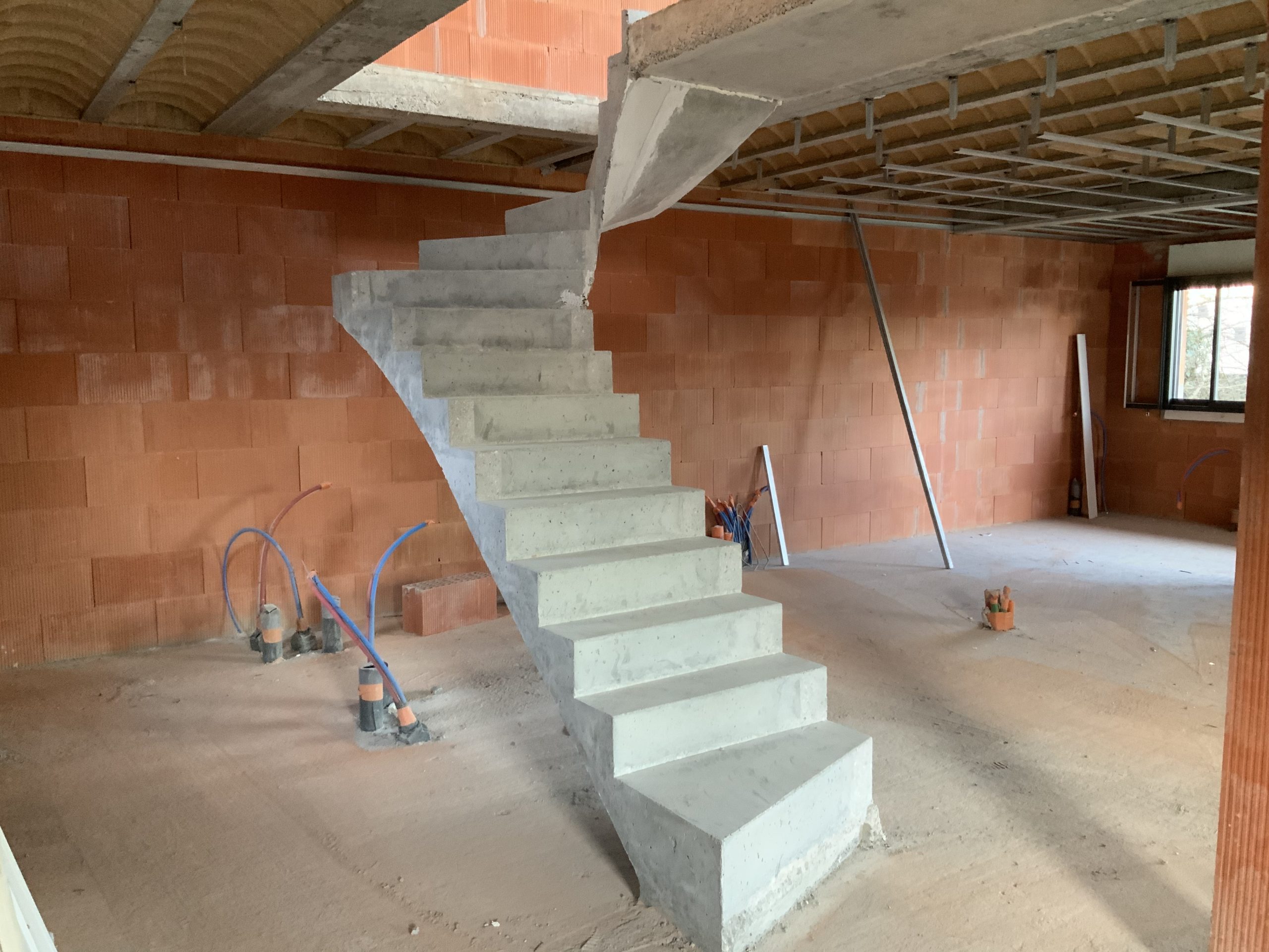 Maison avec un escalier béton près de Bordeaux