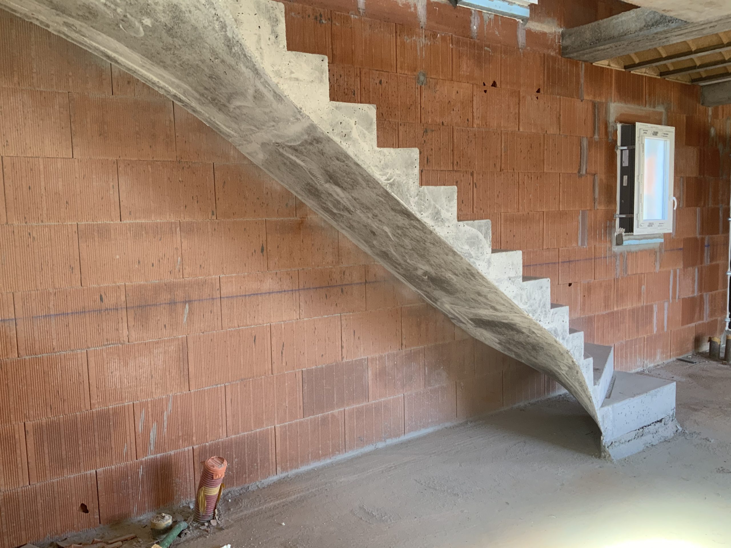escalier intérieur béton  à paillasse   d'une maison individuelle  en béton brut de décoffrage  à saint aubin de Medoc  pour un constructeur Scal’in d Aquitaine