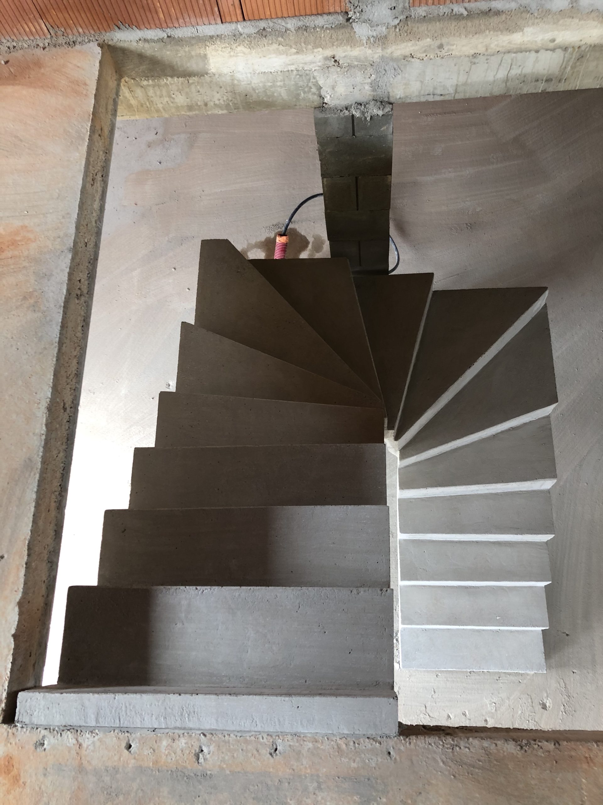 dessus d'un escalier béton deux quart balancé dans une maison en construction