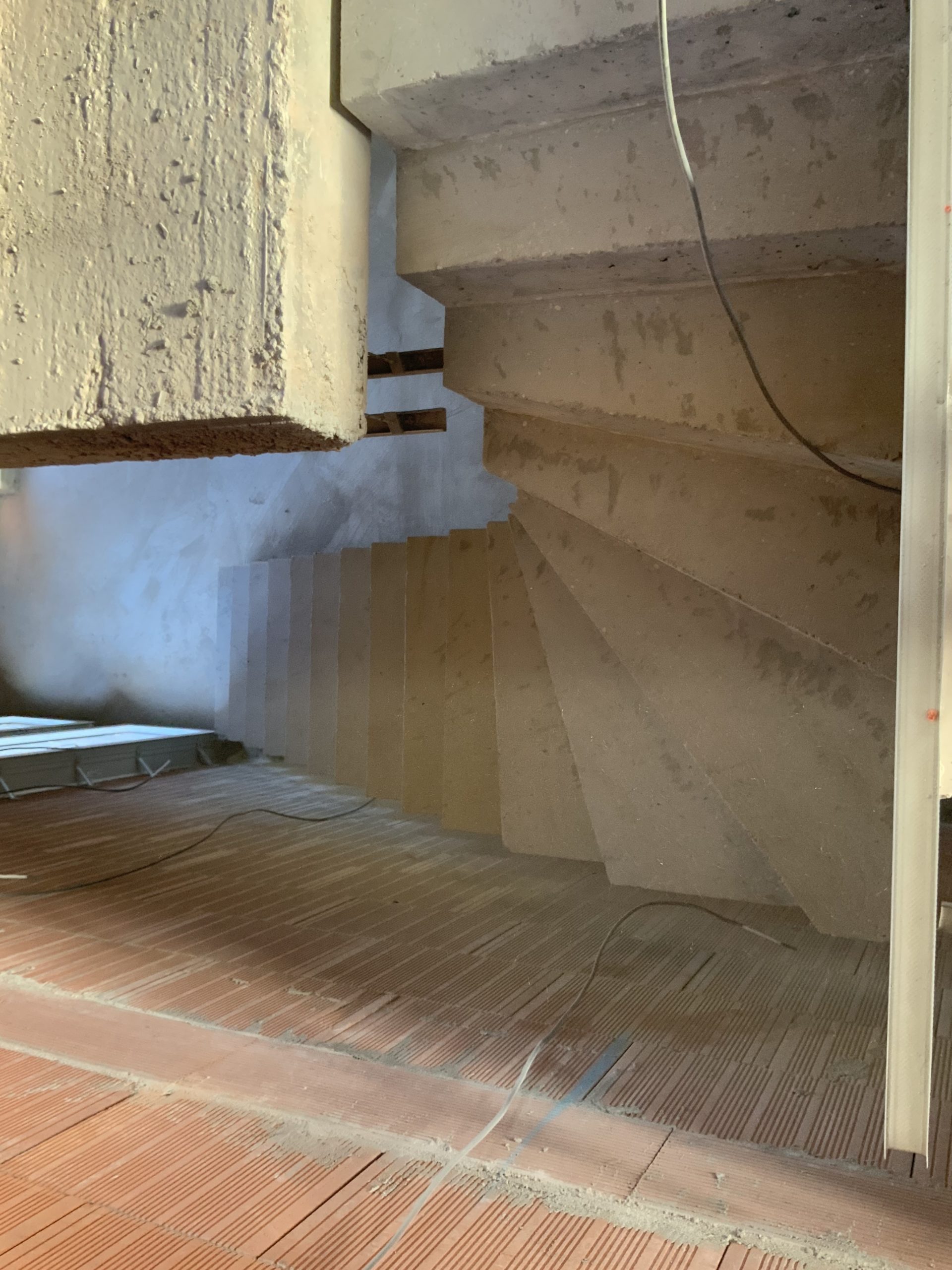 construction d'une maison individuelle près de bordeaux avec un escalier béton