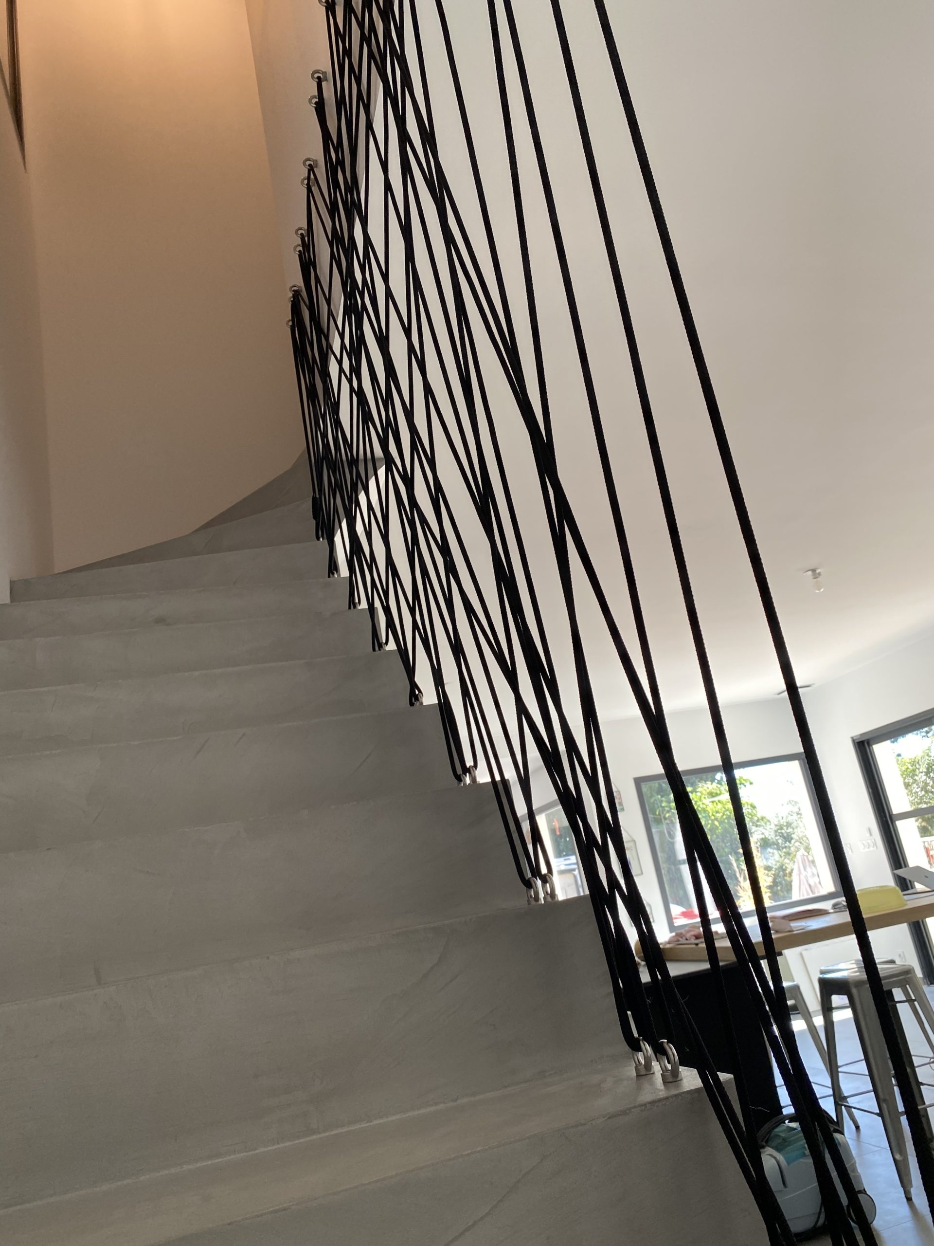 https://www.scalin.fr/wp-content/uploads/2020/09/cordage-tresse-pour-securise-un-escalier-en-beton-cire585-scaled-1.jpeg