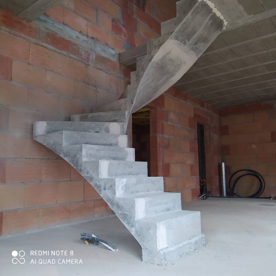 Deux quart balancé d'un escalier en béton