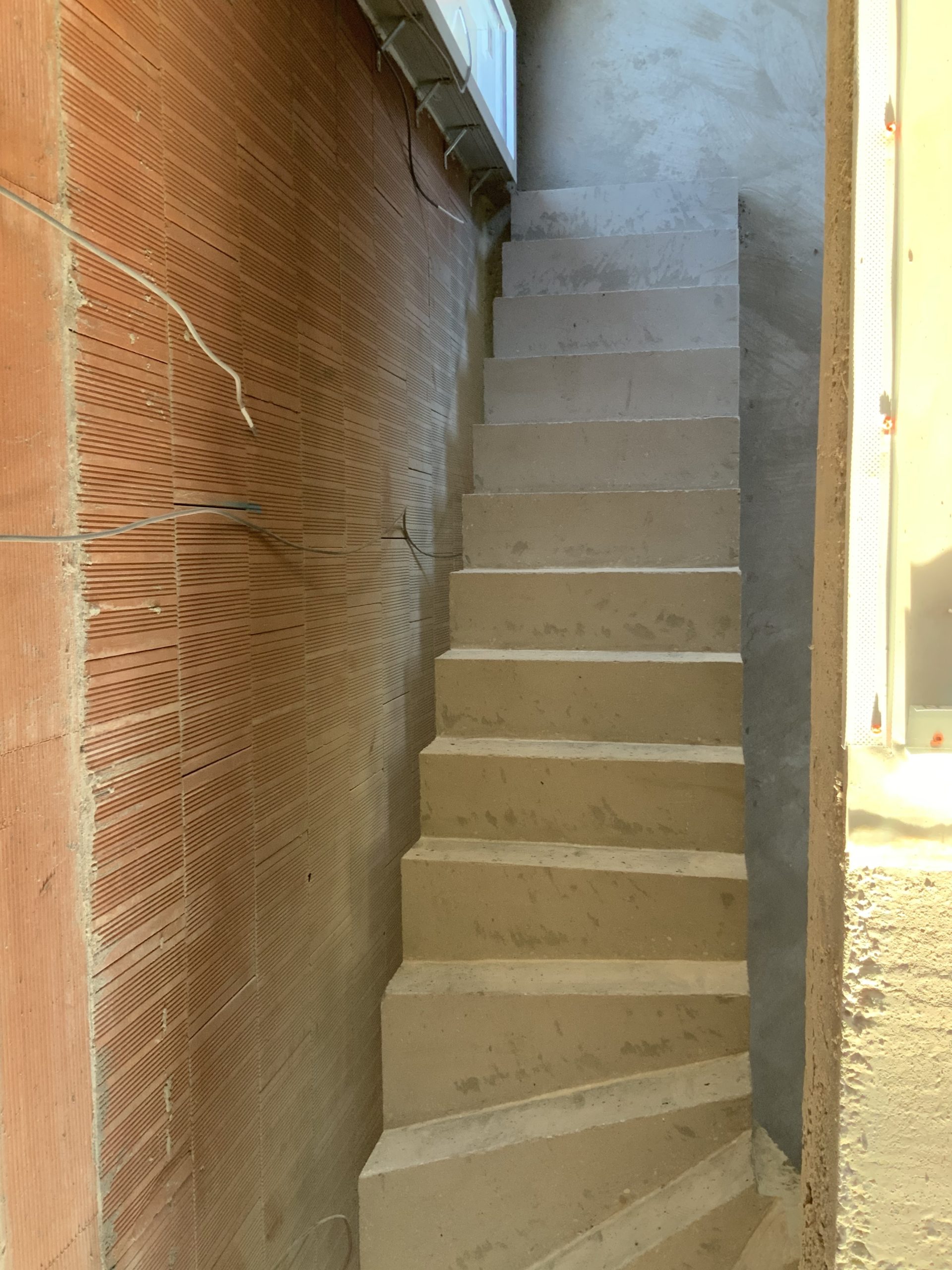 escalier béton à paillasse   d'une maison individuelle  en béton brut de décoffrage  À Bruges près de Mérignac et Bordeaux en Gironde  pour un constructeur Scal in Aquitaine