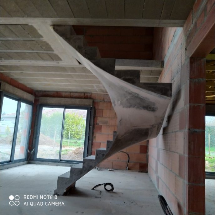 escalier intérieur béton  à paillasse     en béton brut de décoffrage  à ondres dans les landes  pour un particulier par Scal’in Aquitaine