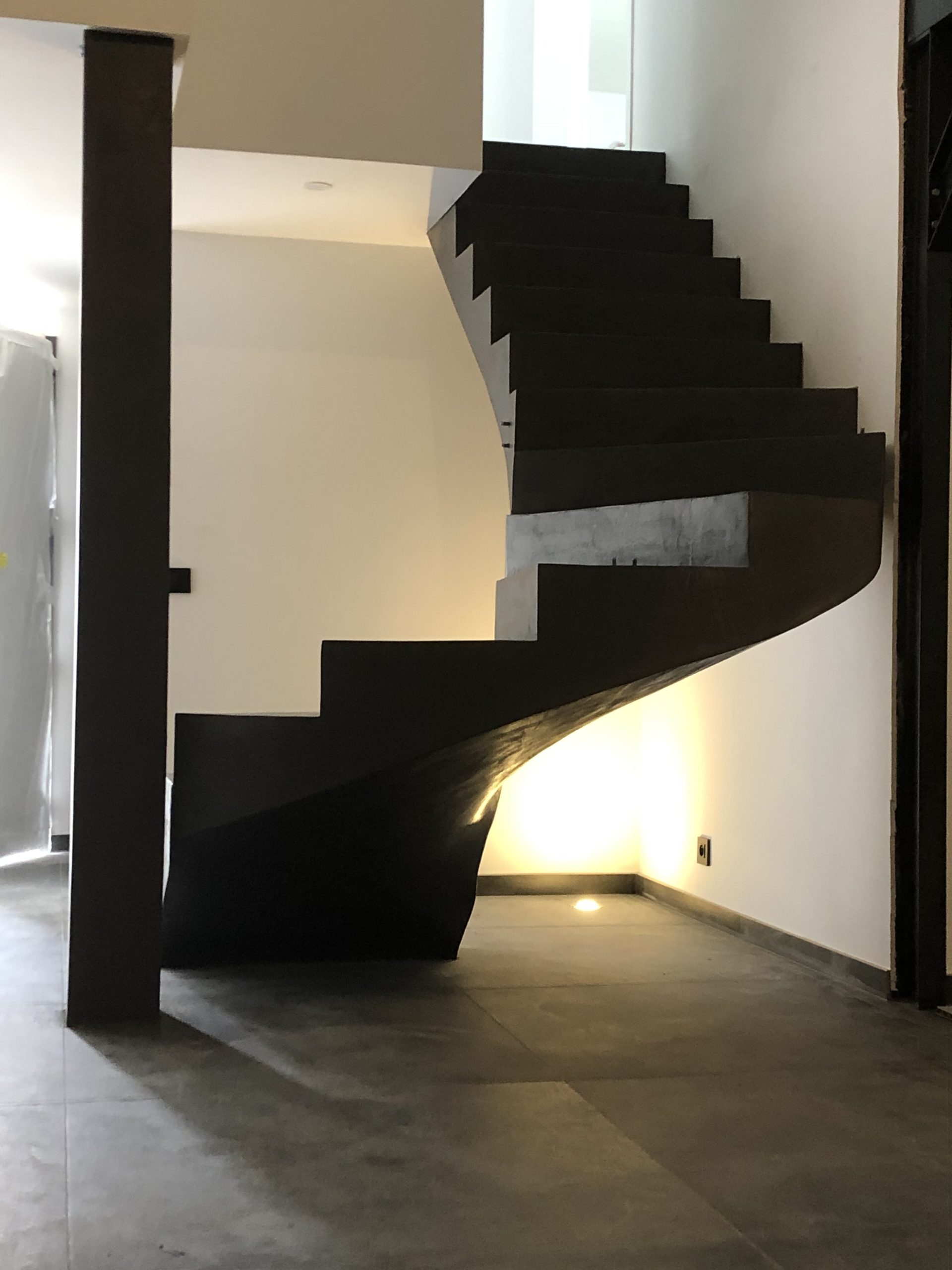 escalier béton hélicoïdal  avec une lumière centrale couleur platinium en béton ciré vernis soyeux  à La Flotte sur l'île de ré près de la Rochelle pour un architecte par scal'in Charente Maritime