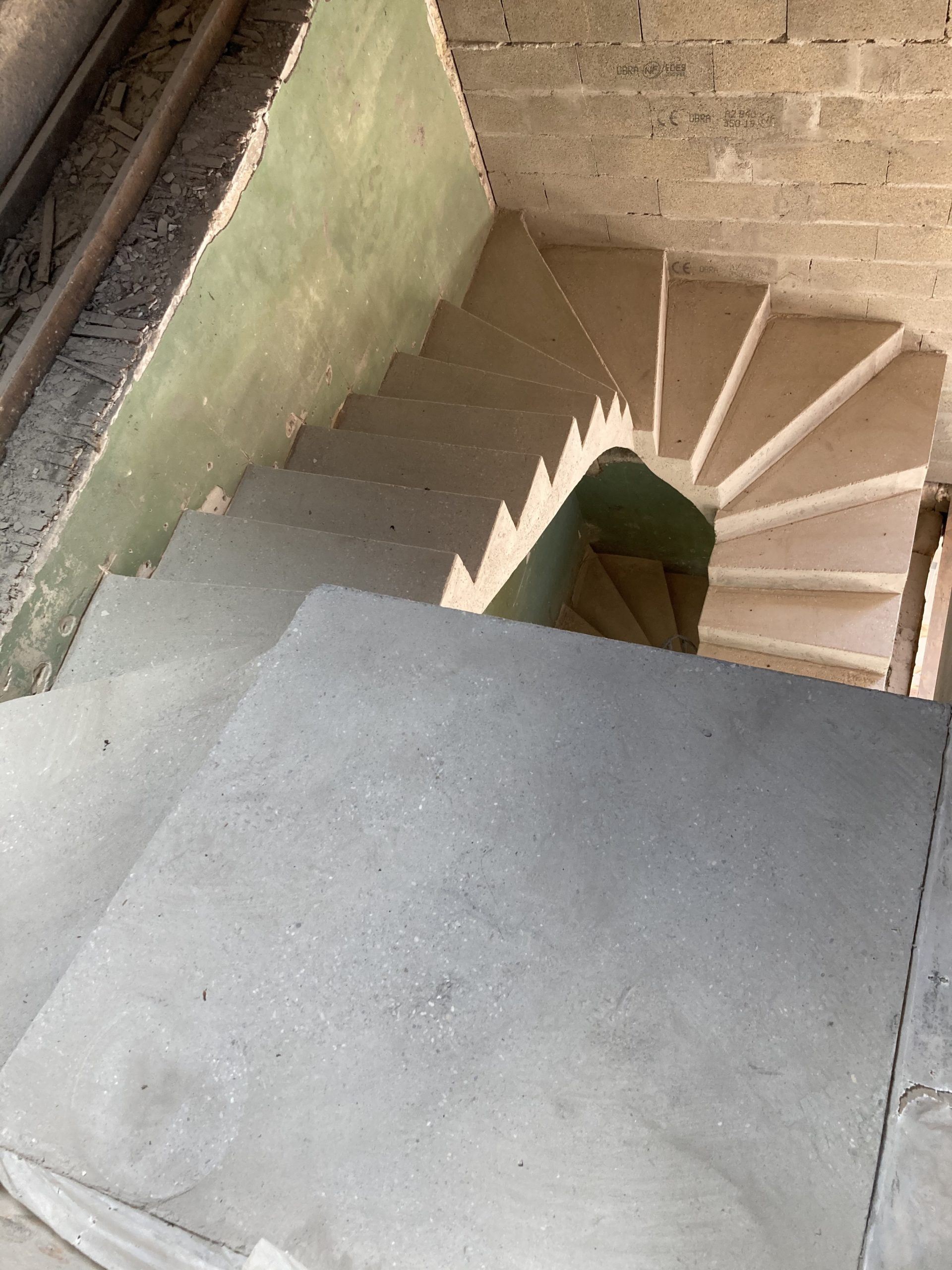 Arrivé d'un escalier béton suite à son décoffrage