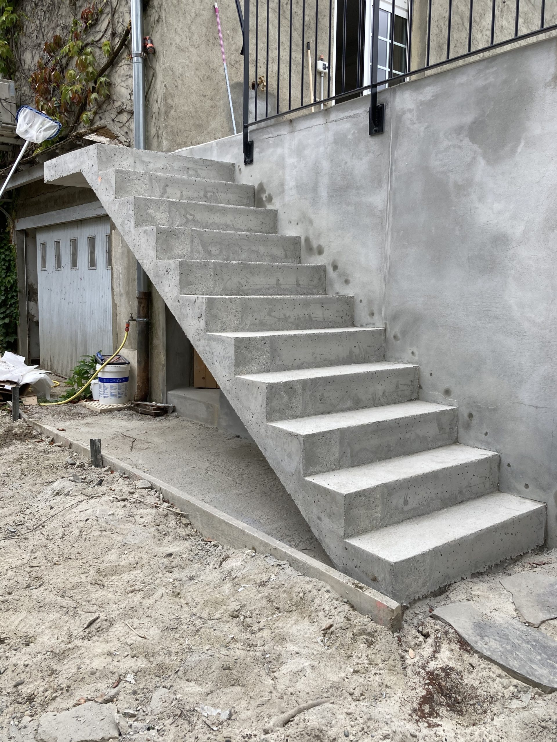 Escalier droit extérieur près de mont de Marsan