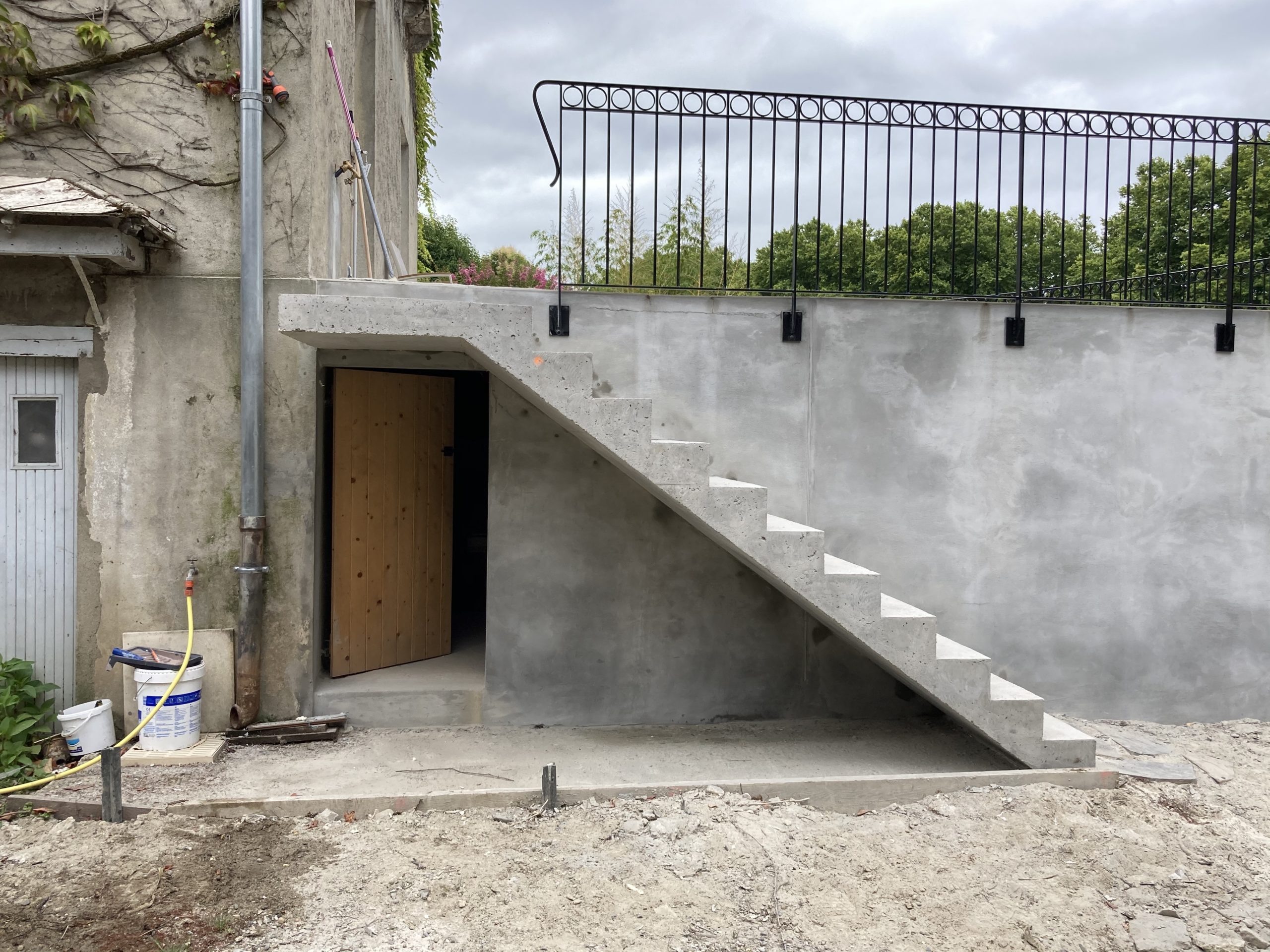 Escalier extérieur en béton près de Pau