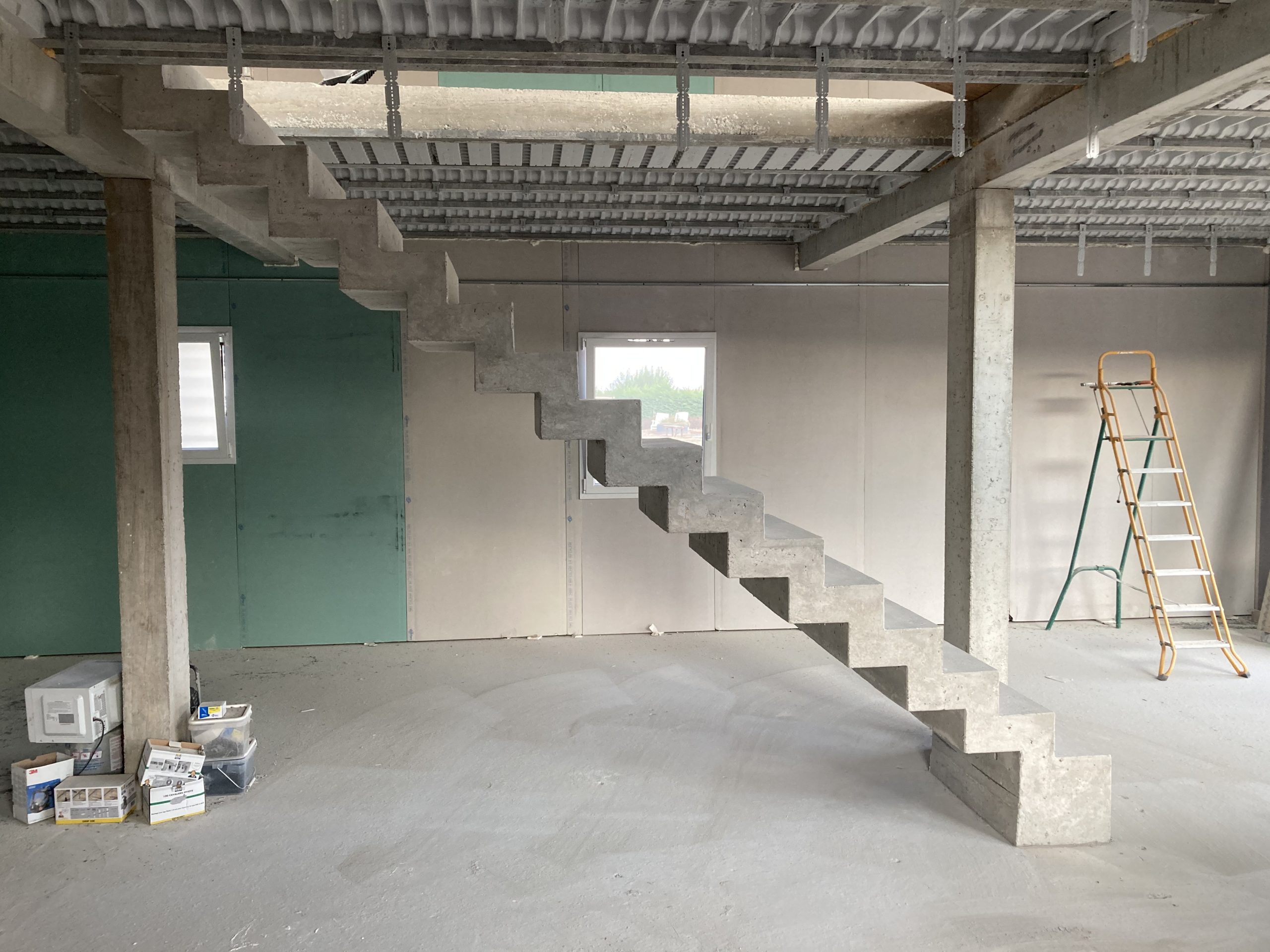 escalier intérieur béton  à crémaillère  d'une maison individuelle  en béton brut de décoffrage sur mesure à Brive près de Limoge  pour un particulier par Scal’in Limousin