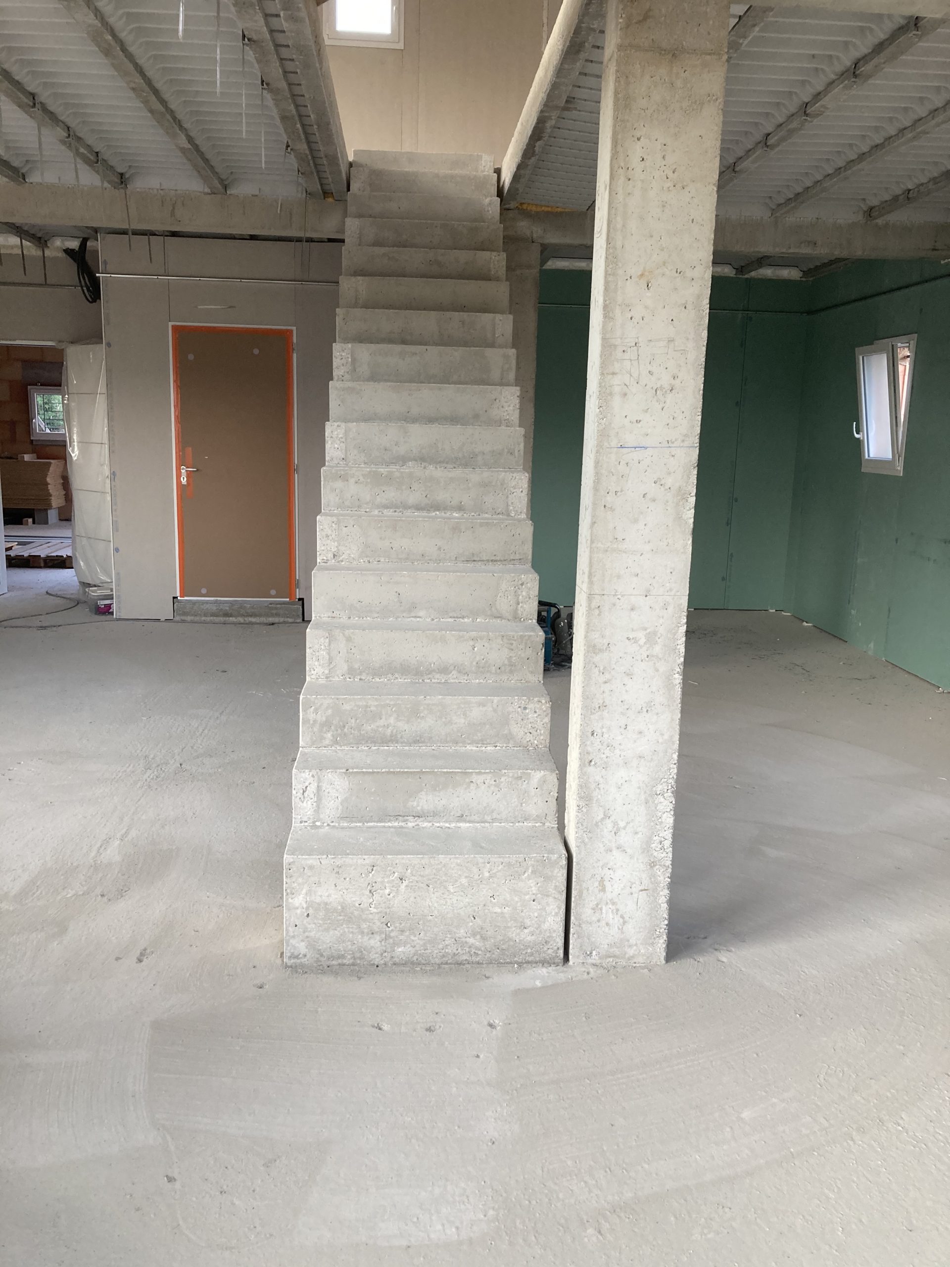 escalier intérieur béton  à crémaillère  d'une maison individuelle  en béton brut de décoffrage sur mesure à Brive près de Limoge  pour un particulier par Scal’in Limousin