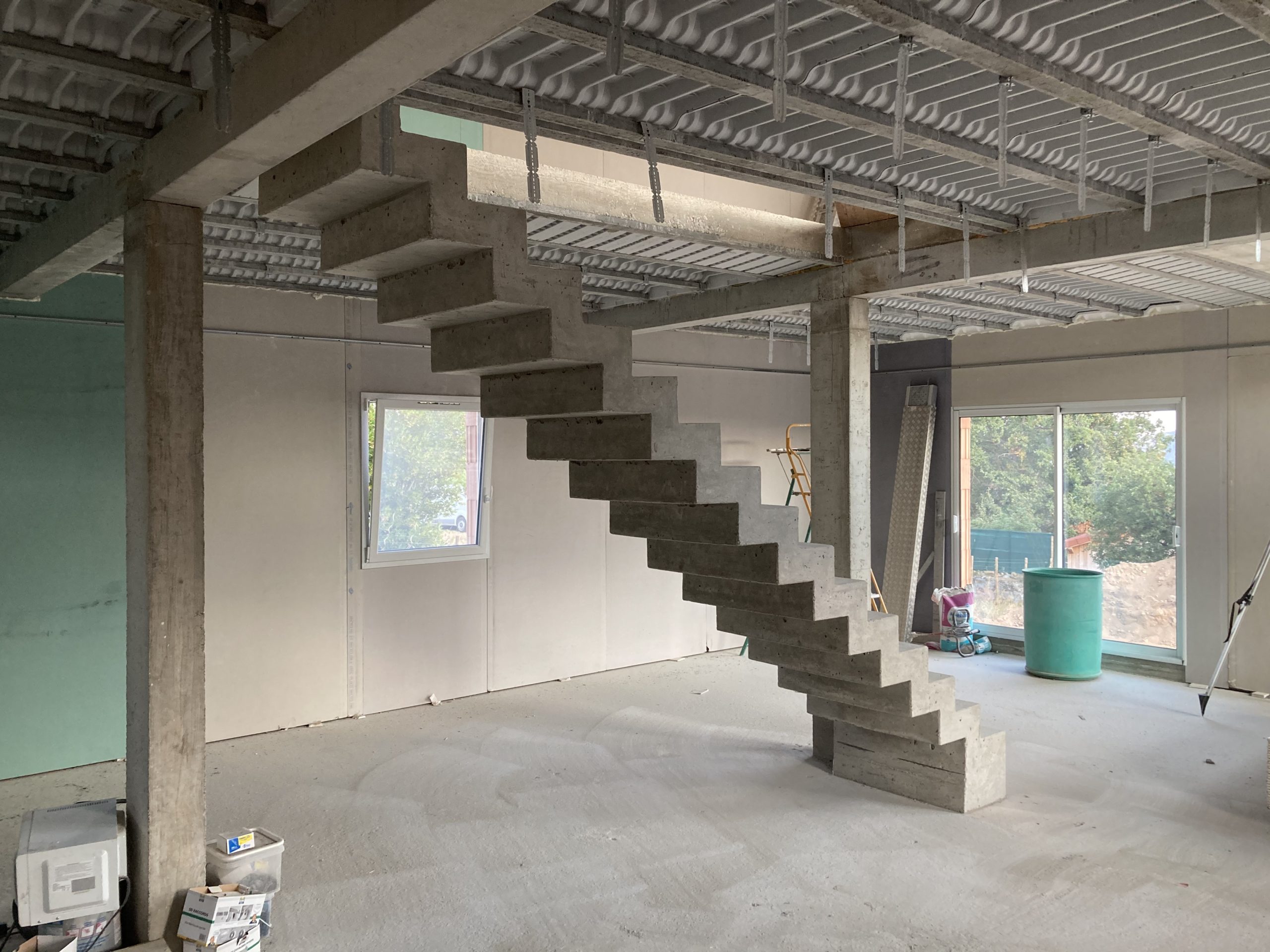 escalier intérieur béton  à crémaillère  d'une maison individuelle  en béton brut de décoffrage sur mesure à Brive près de Limoge  pour un particulier par Scal’in Limousin