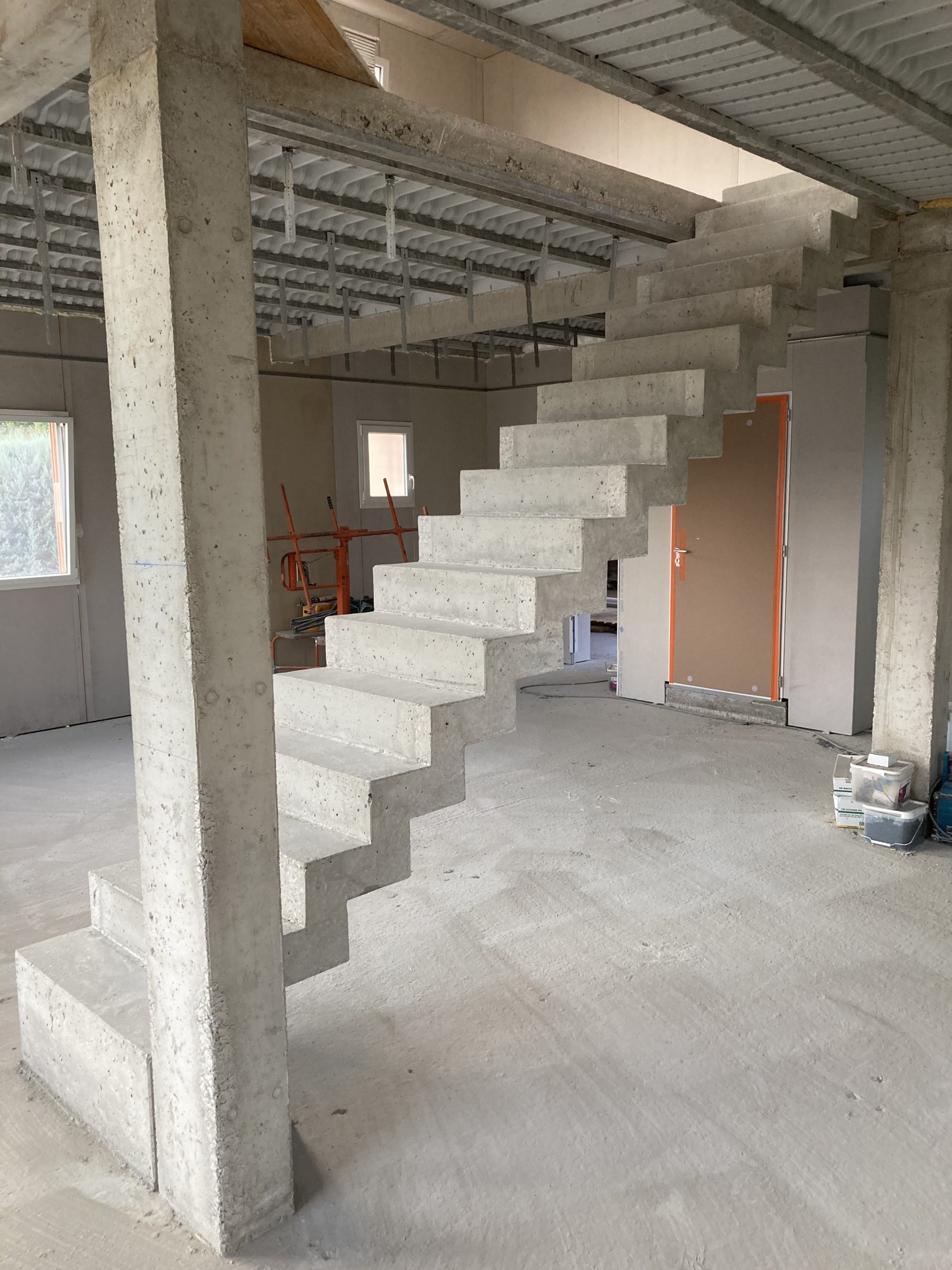 escalier intérieur béton  à crémaillère  d'une maison individuelle  en béton brut de décoffrage sur mesure à Brive près de Limoge  pour un particulier par Scal’in Limousin