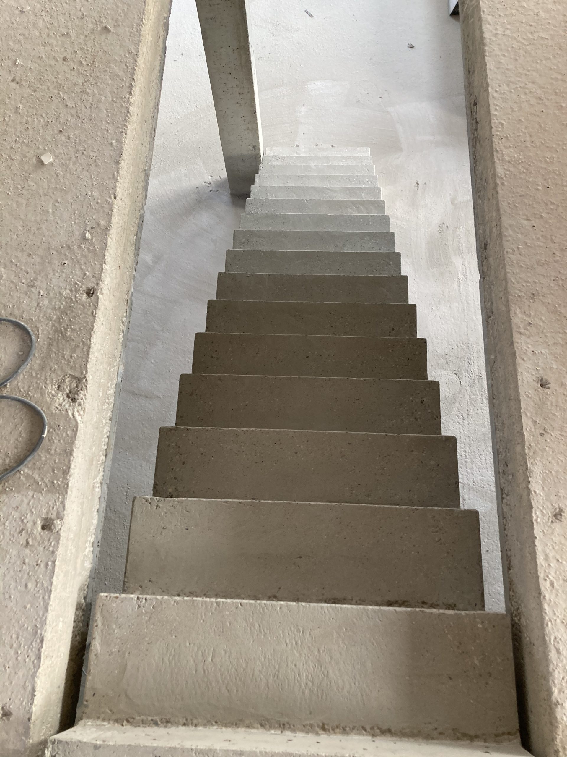 escalier intérieur béton  à crémaillère  d'une maison individuelle  en béton brut de décoffrage sur mesure à Brive près de Limoge  pour un particulier par Scal’in Limousin