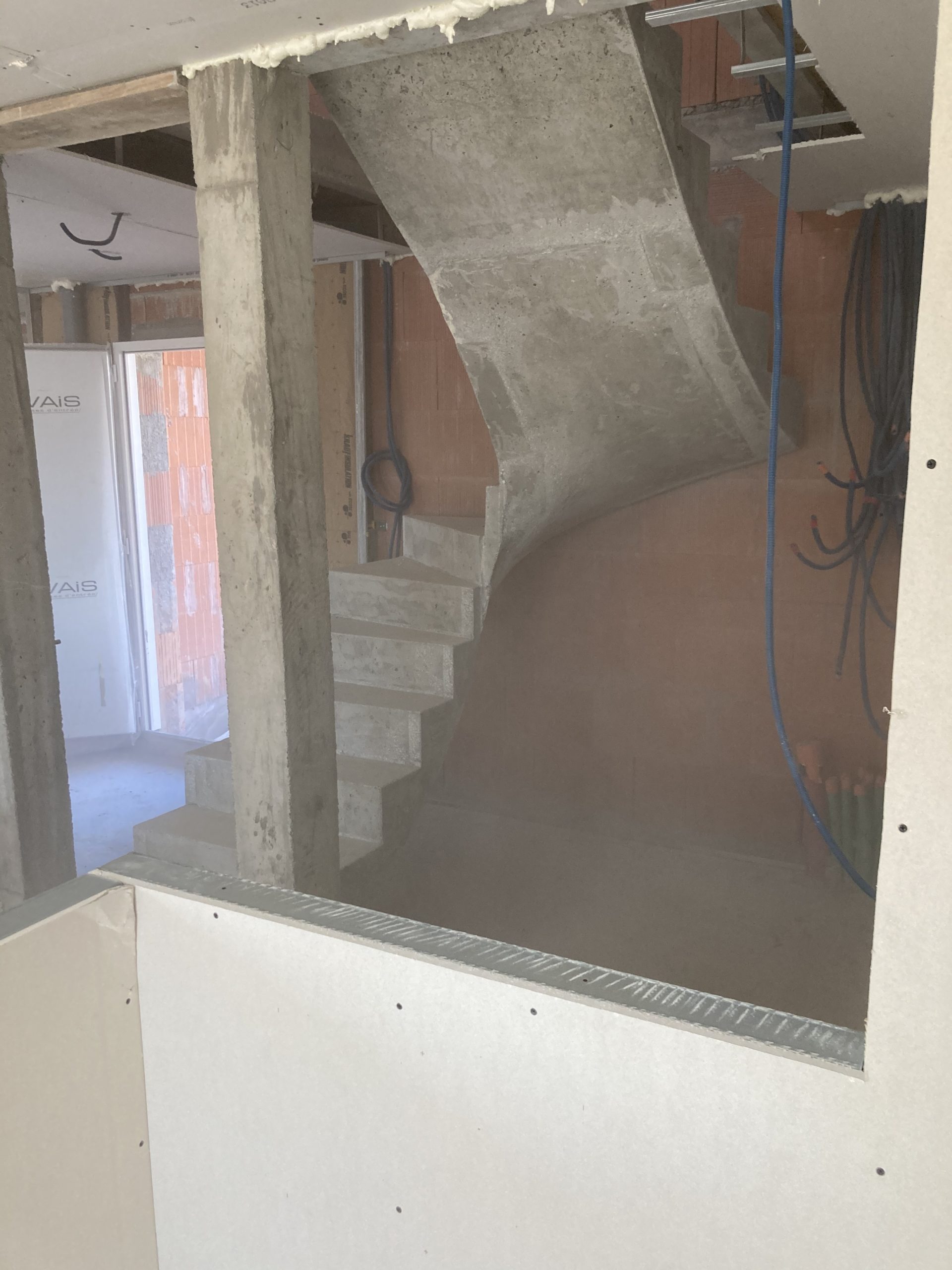 deux volées balancées d'un escalier à paillasse dans une maison en construction