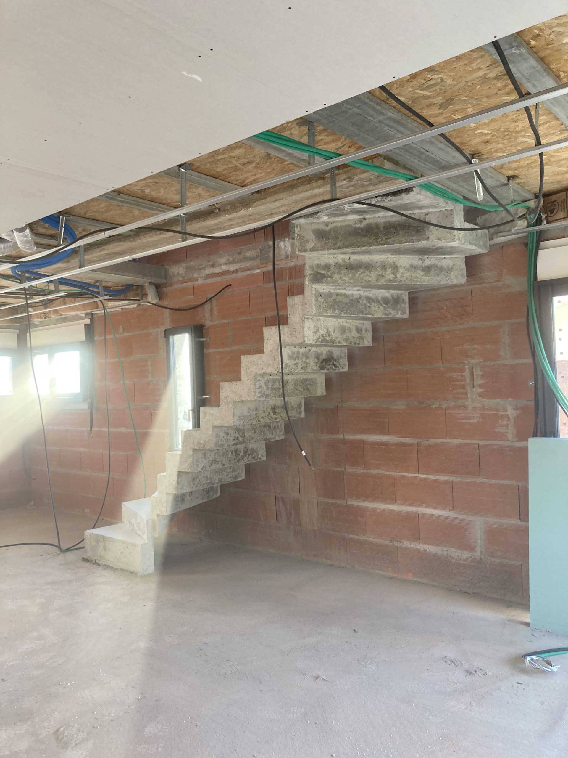 escalier béton 2/4 tournant dans une maison en construction près de Bordeaux