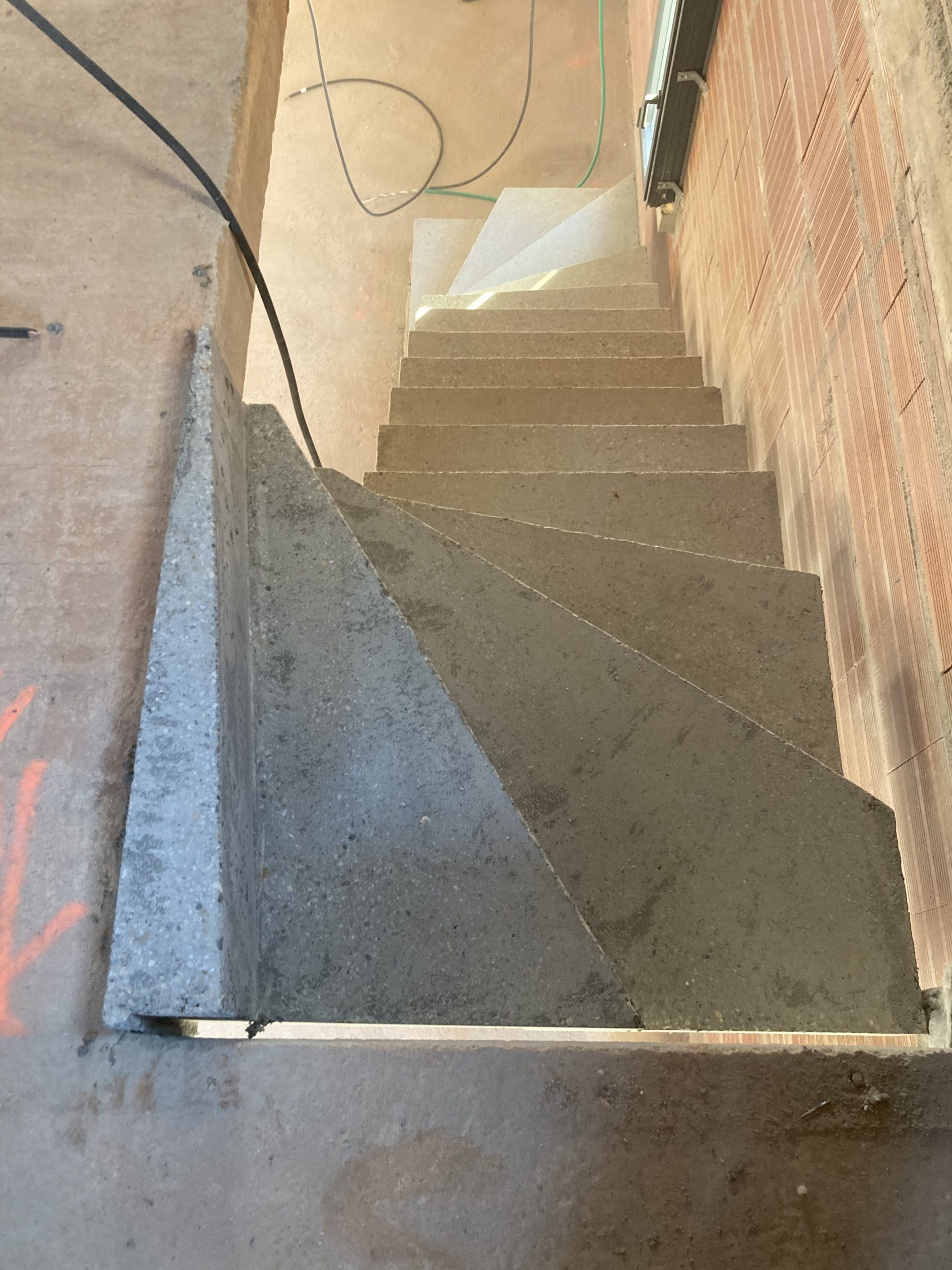 marches d'un escalier fabriqué en béton armé près de Cadaujac