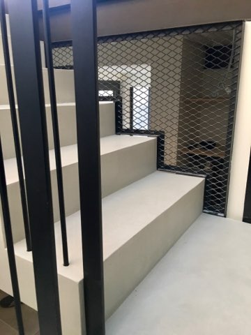 marche crémaillère d'un escalier en béton ciré