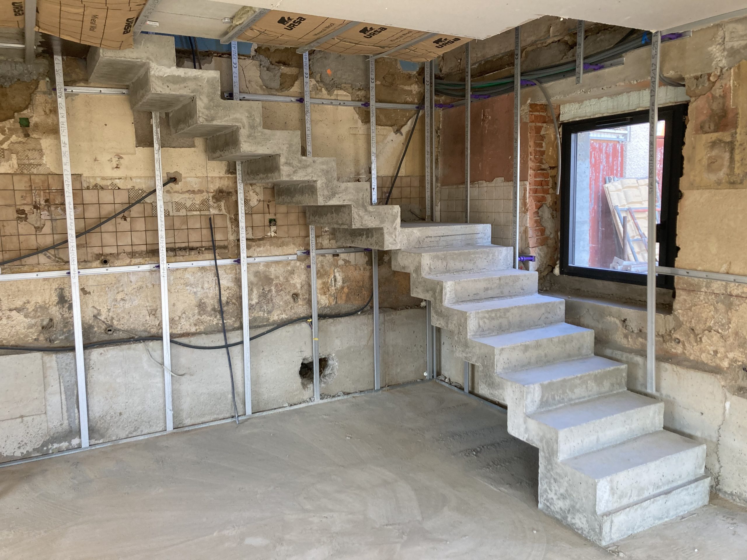 escalier béton à crémaillère à Clermont Ferrant dans une maison en rénovation