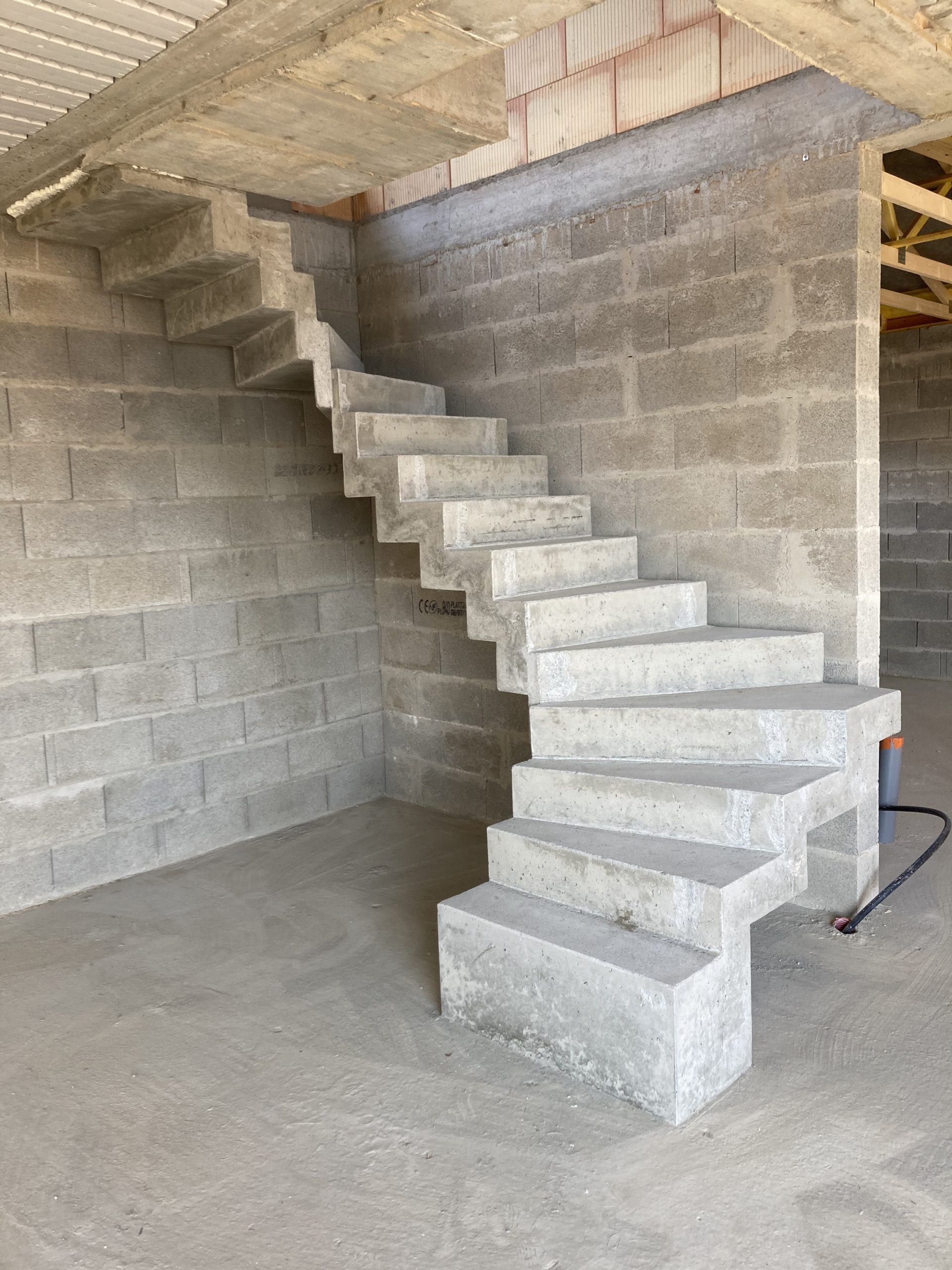 Magnifique volée d'un escalier béton contemporain réalisé à Brive la Gaillarde