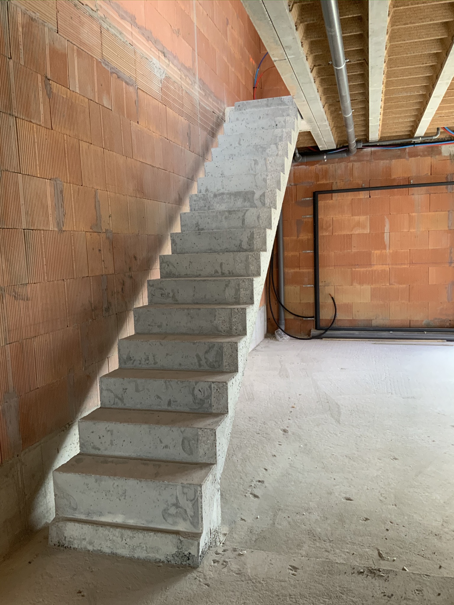 bel escalier béton à paillasse à Pessac