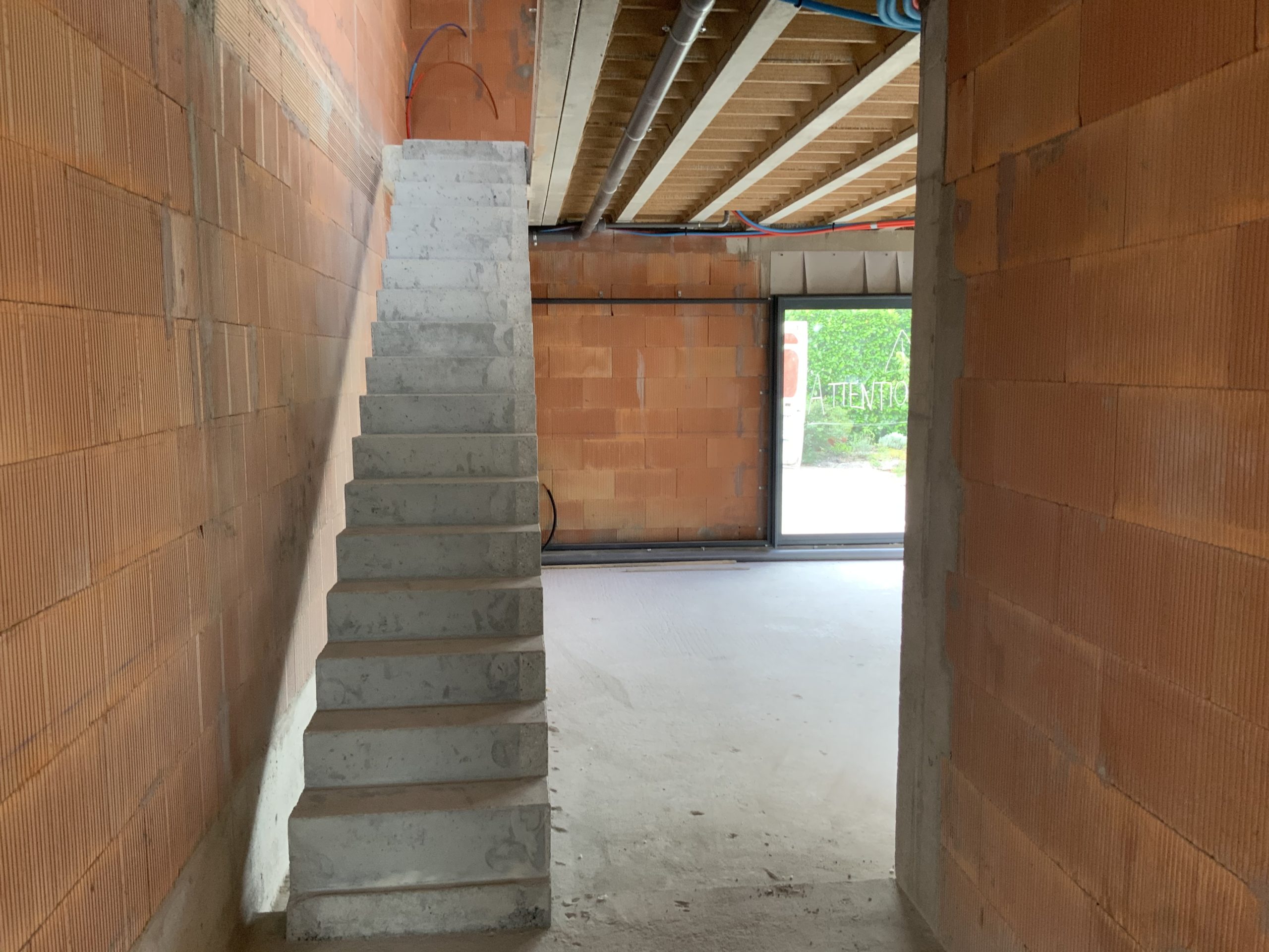 vue d'un escalier dans une villa en construction en Grionde