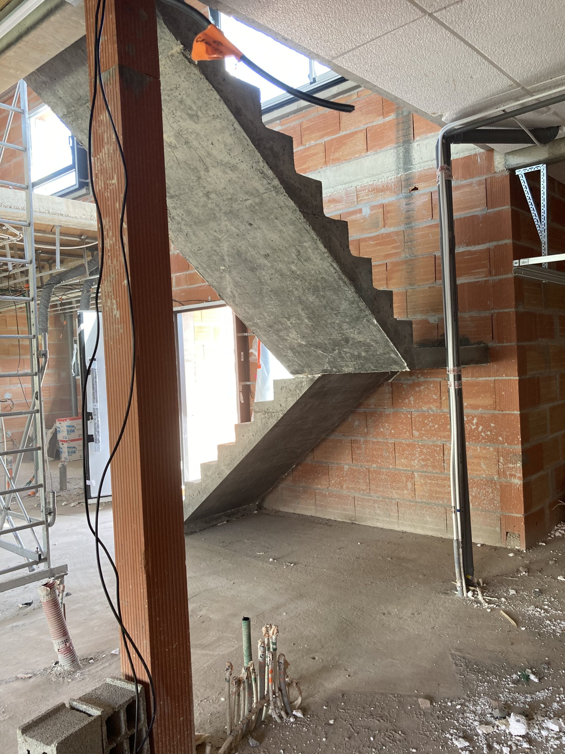 escalier béton à paillasse   avec palier intermédiaire  en béton brut de décoffrage audacieux  Au Bouscat (33) pour un constructeur Scal’in aquitaine