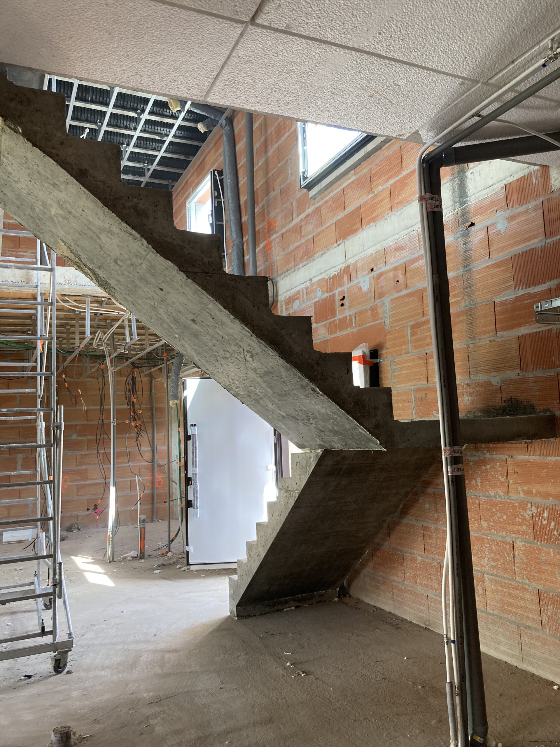 escalier béton à paillasse   avec palier intermédiaire  en béton brut de décoffrage audacieux  Au Bouscat (33) pour un constructeur Scal’in aquitaine
