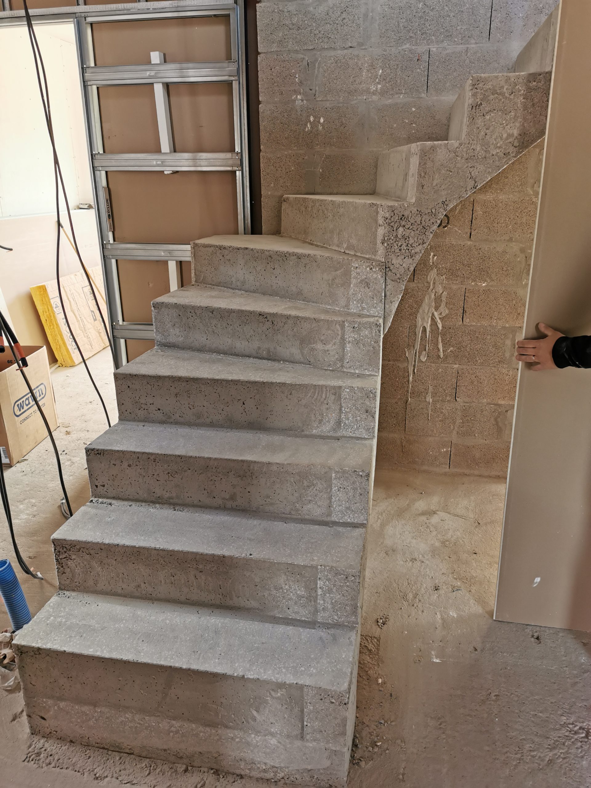 escalier   à paillasse  intérieur d'une maison  en béton brut de décoffrage  à Wardrecques entre Campagne-lès-Wardrecques et Racquighem pour un constructeur par Pierre Quellien