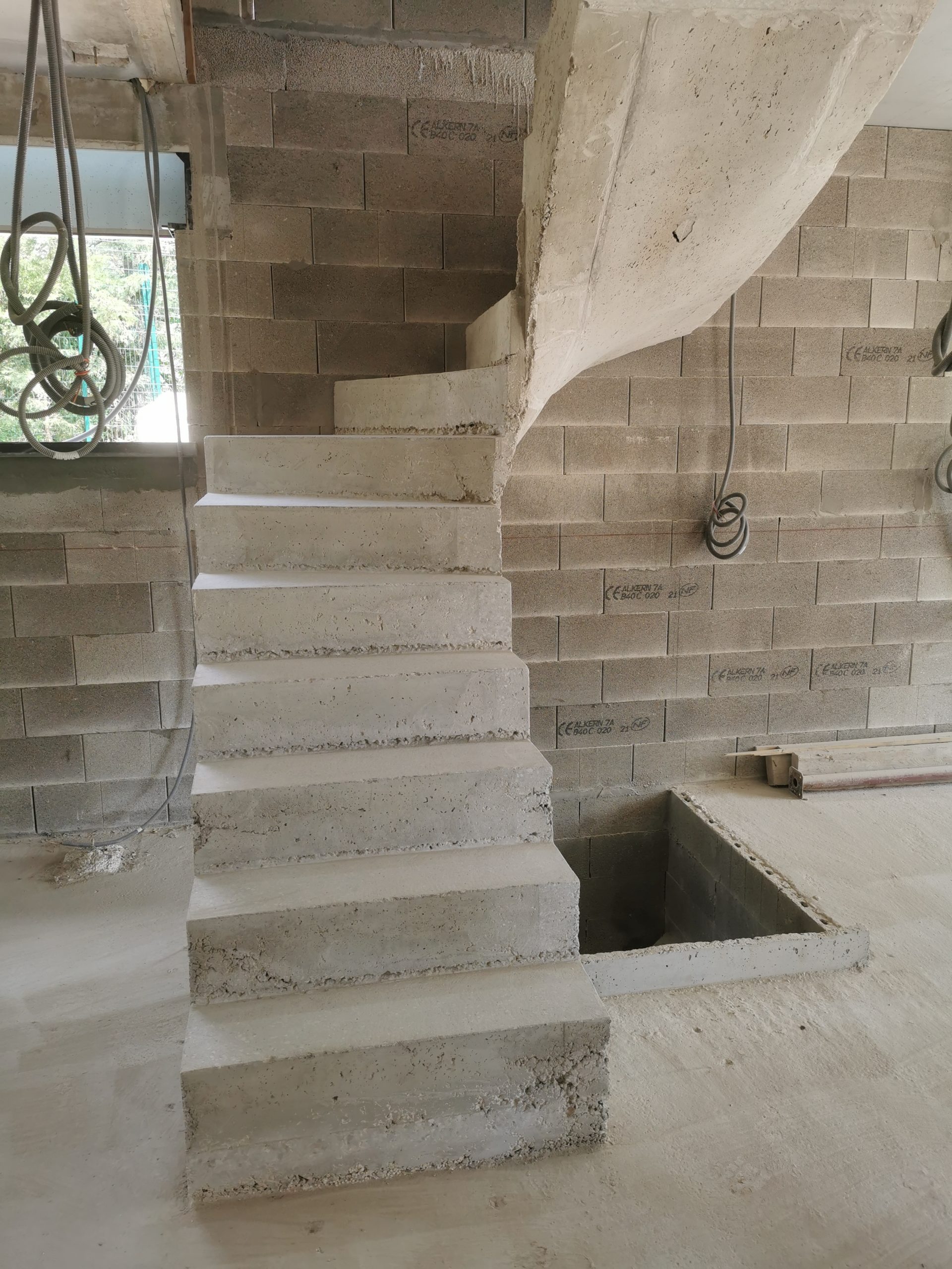 escalier   un quart balancé intérieur   en béton brut de décoffrage   à Neufchâtel-Hardelot près d'Outreau et Le Touquet-Paris-Plage pour un constructeur par Pierre Quellien