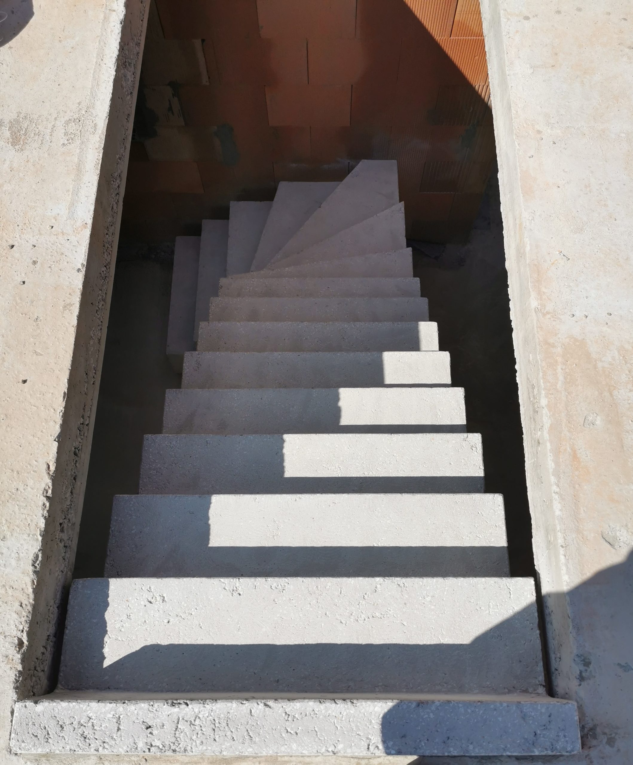 Vue de dessous, d'un escalier en béton brut de décoffrage, à Campagne-lès-Wardrecques.