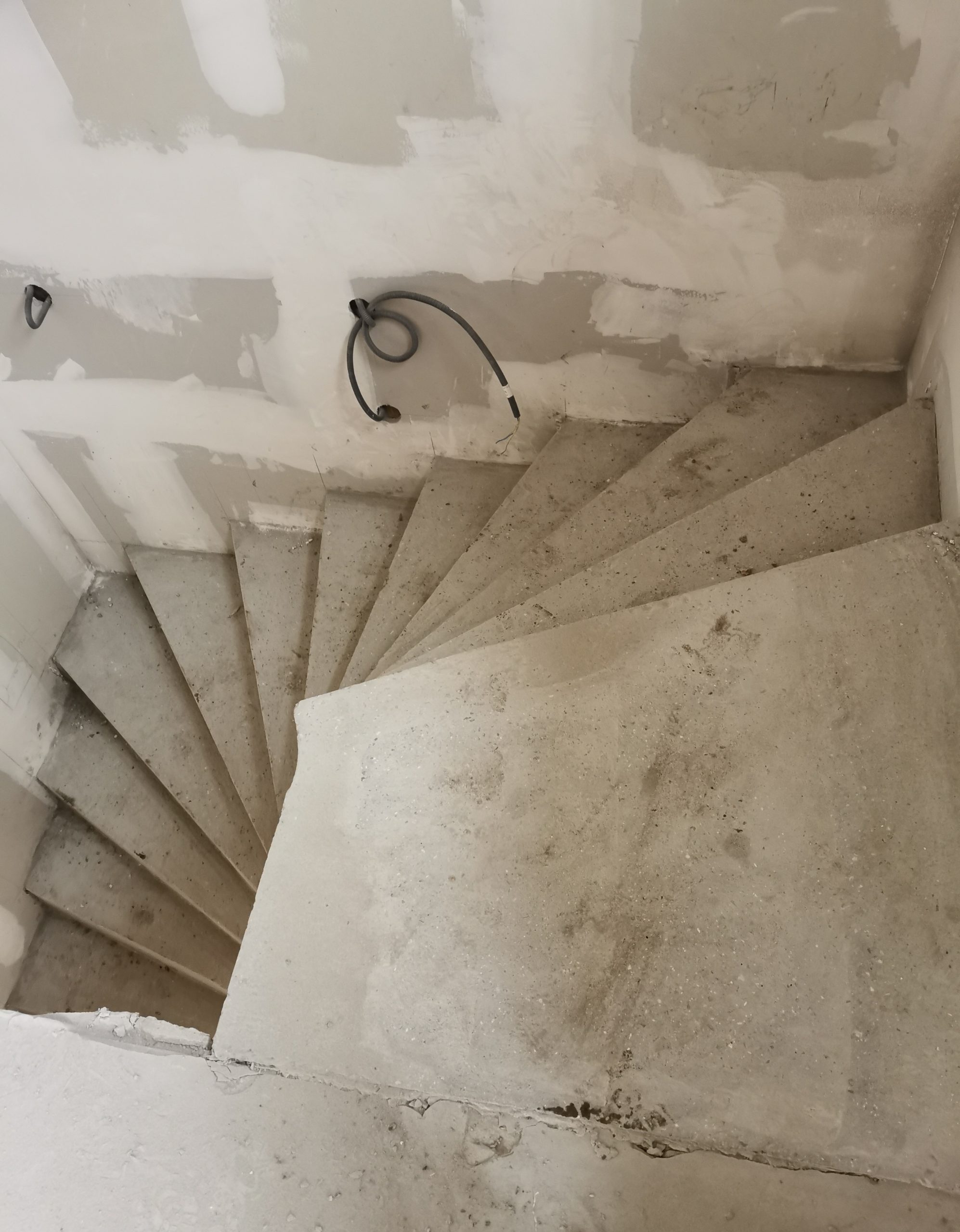 vue de dessus d'un escalier venant juste d'être décoffré dans une villa en construction