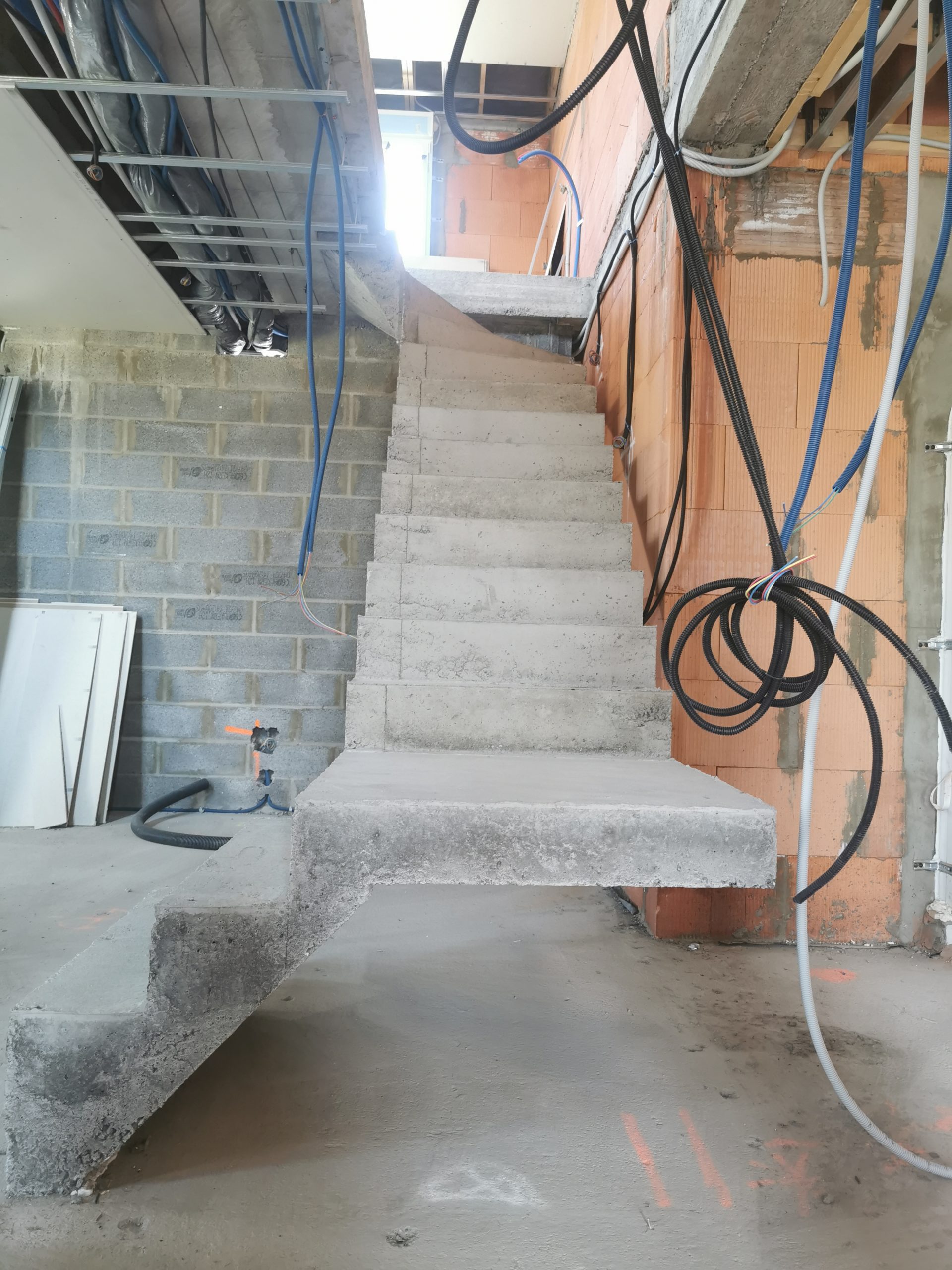 Vue de face d'un escalier intérieur en béton, pour un constructeur.
